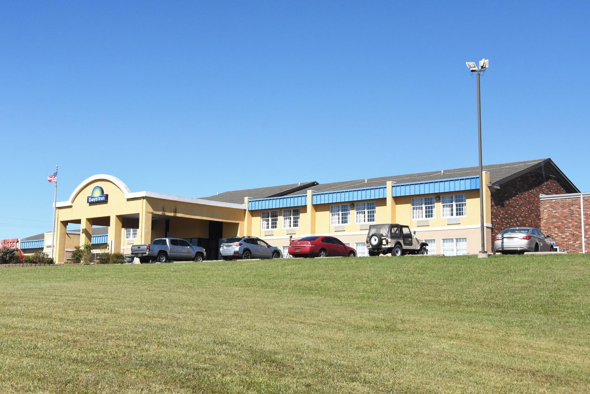 Vista Exterior Days Inn by Wyndham Madisonville