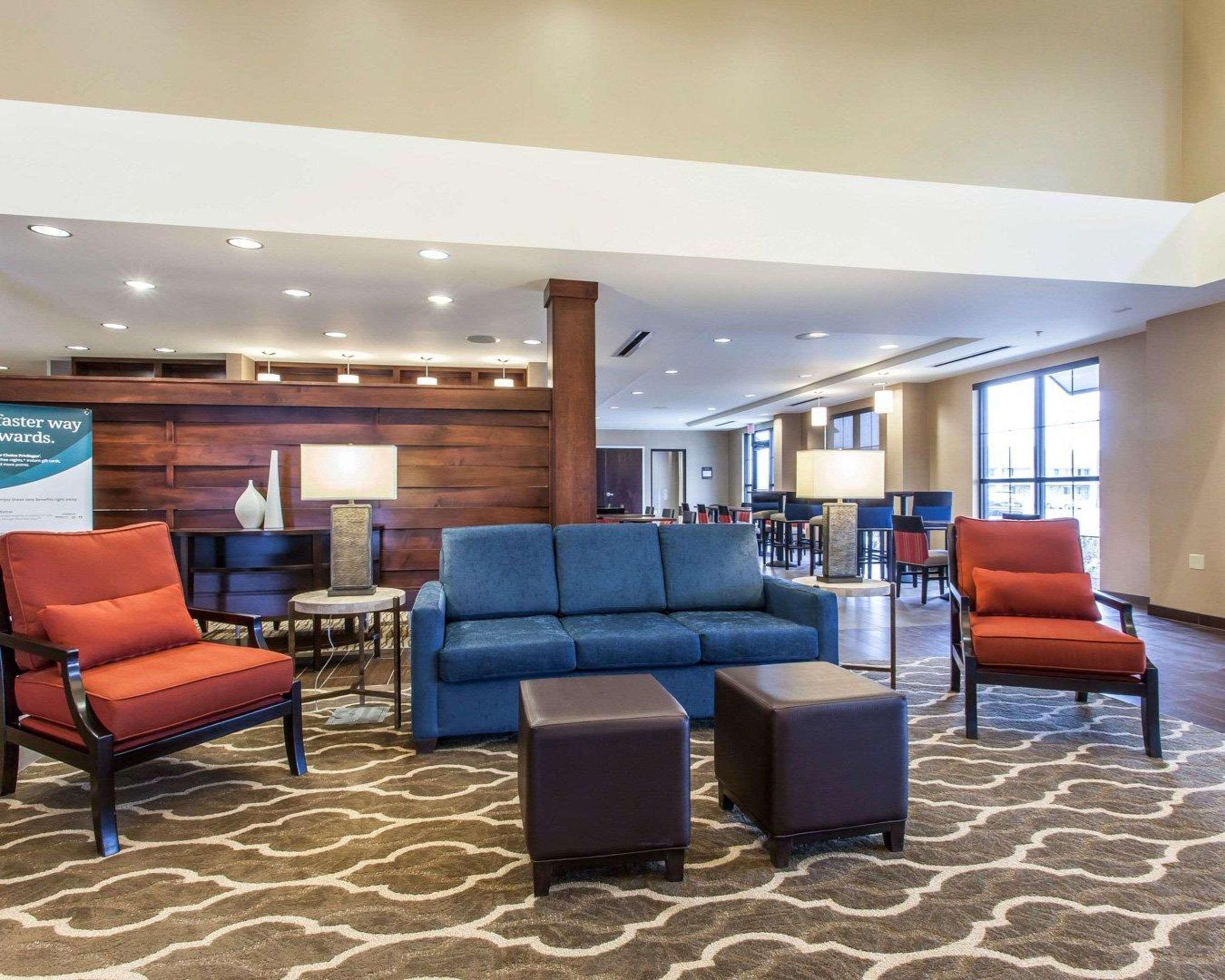 Vista Lobby Comfort Suites Youngstown North