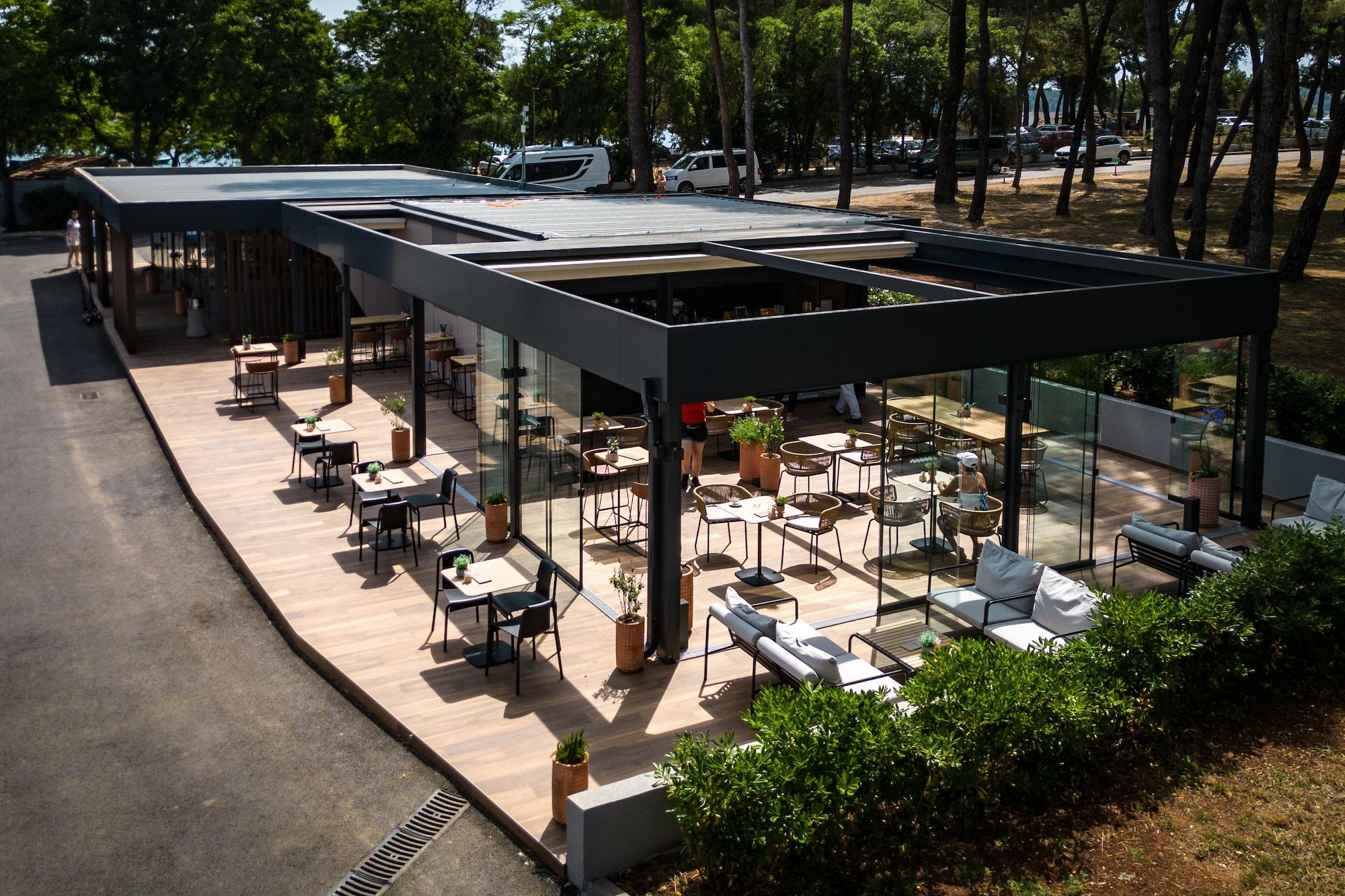 Bar/Salón Arena Stoja Camping Homes