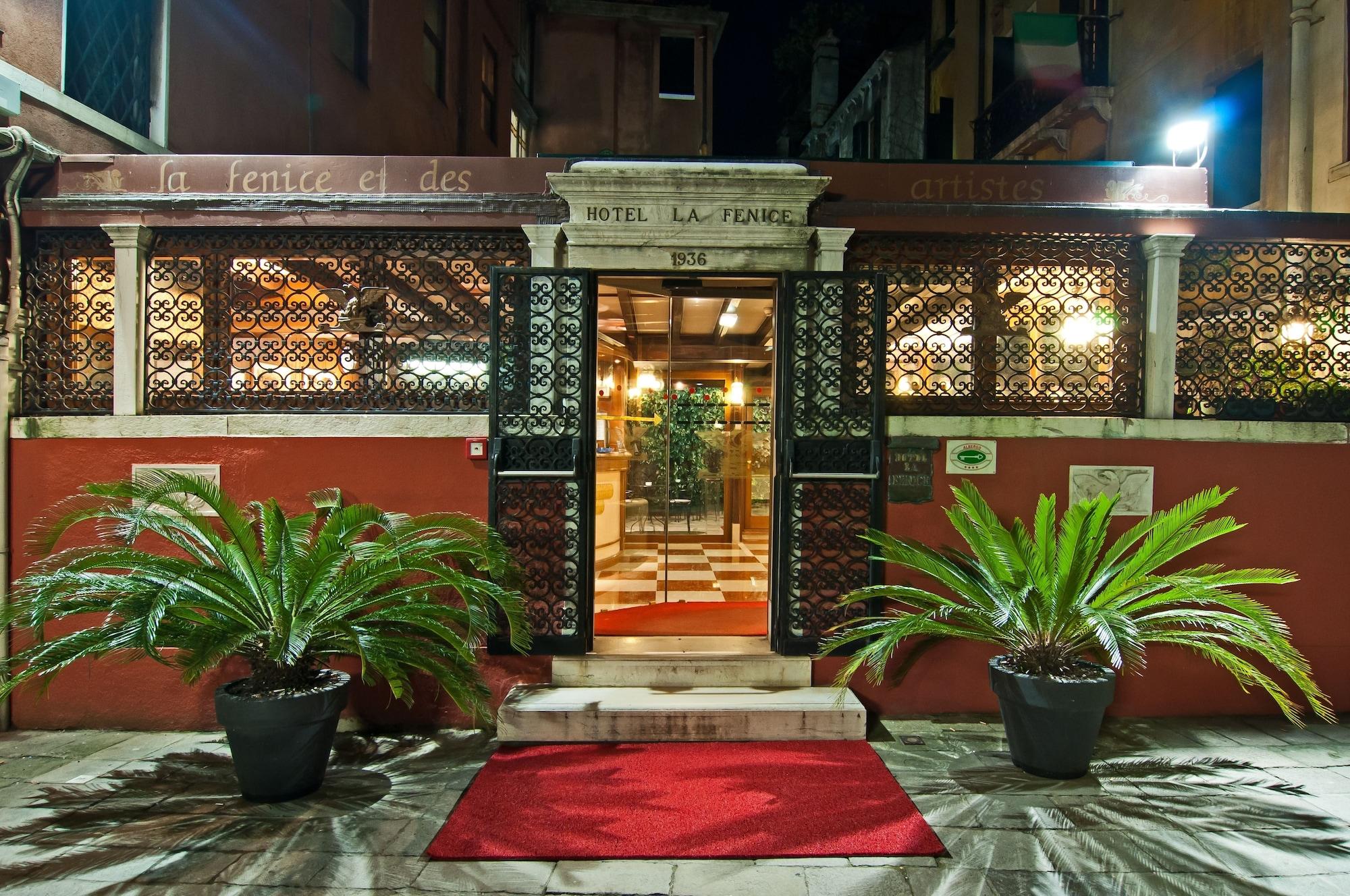 Vista Exterior Hotel La Fenice Et Des Artistes