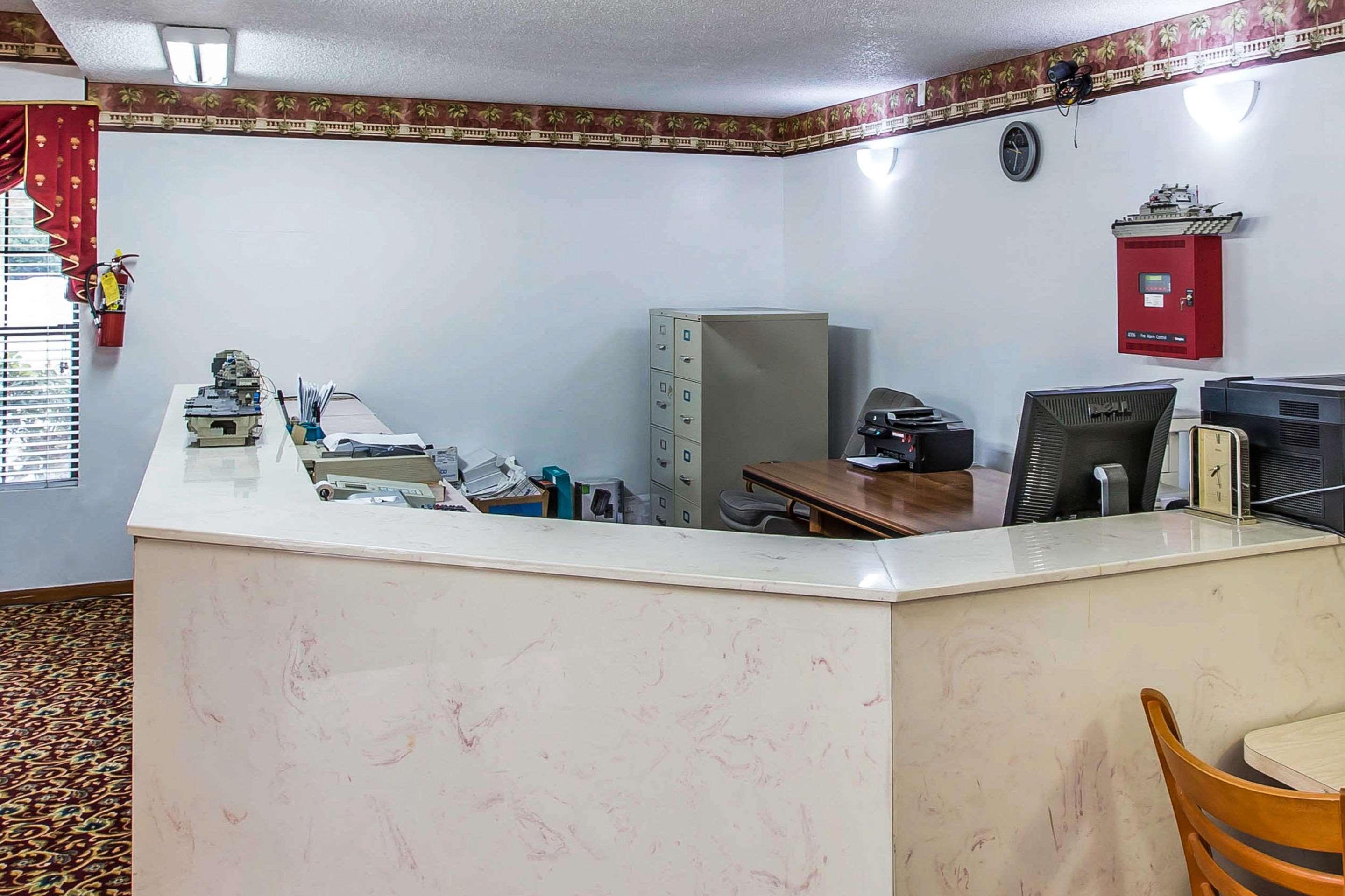 Vista Lobby Econo Lodge Inn & Suites Albany North