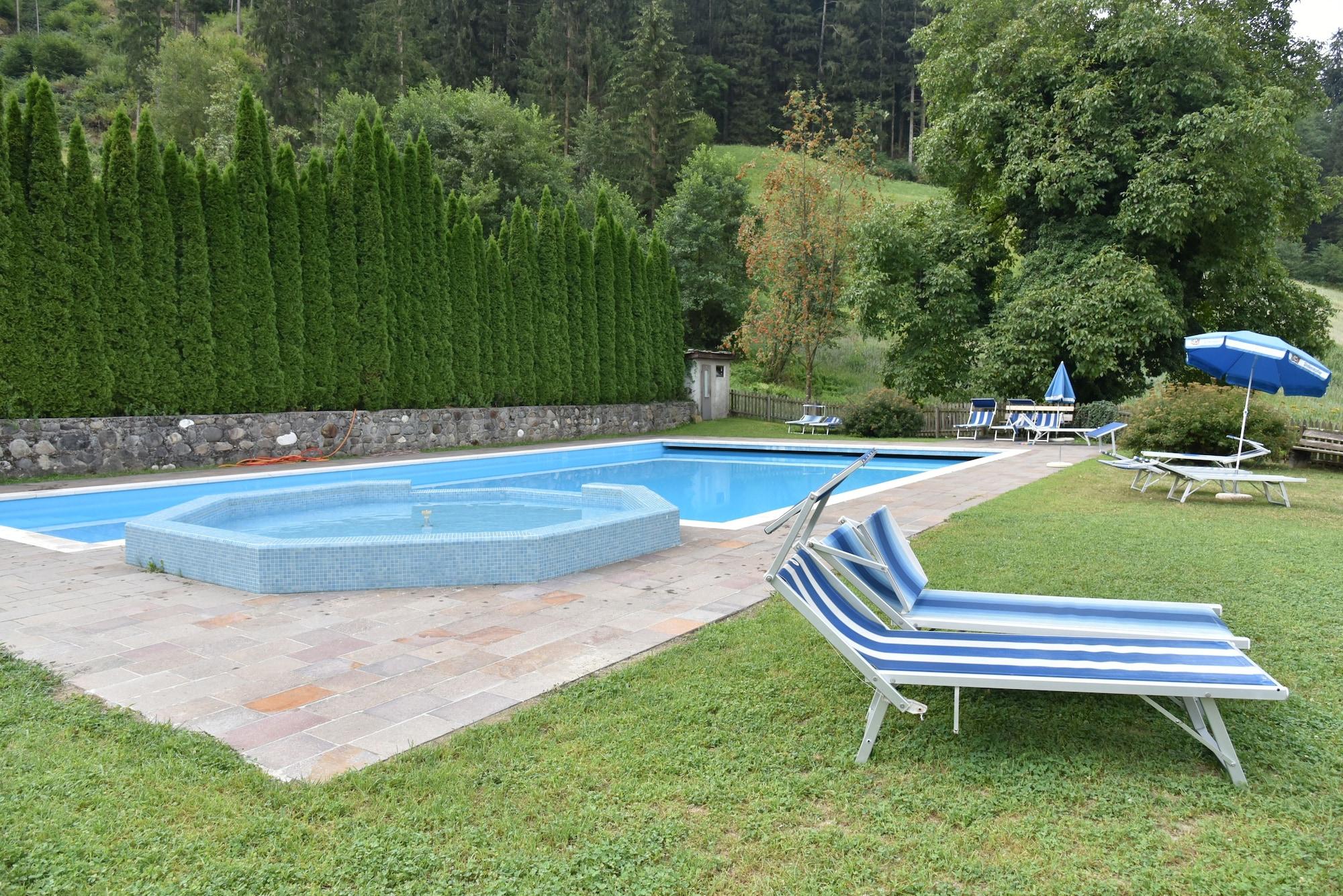Vista Piscina Gasthof Haselstaude
