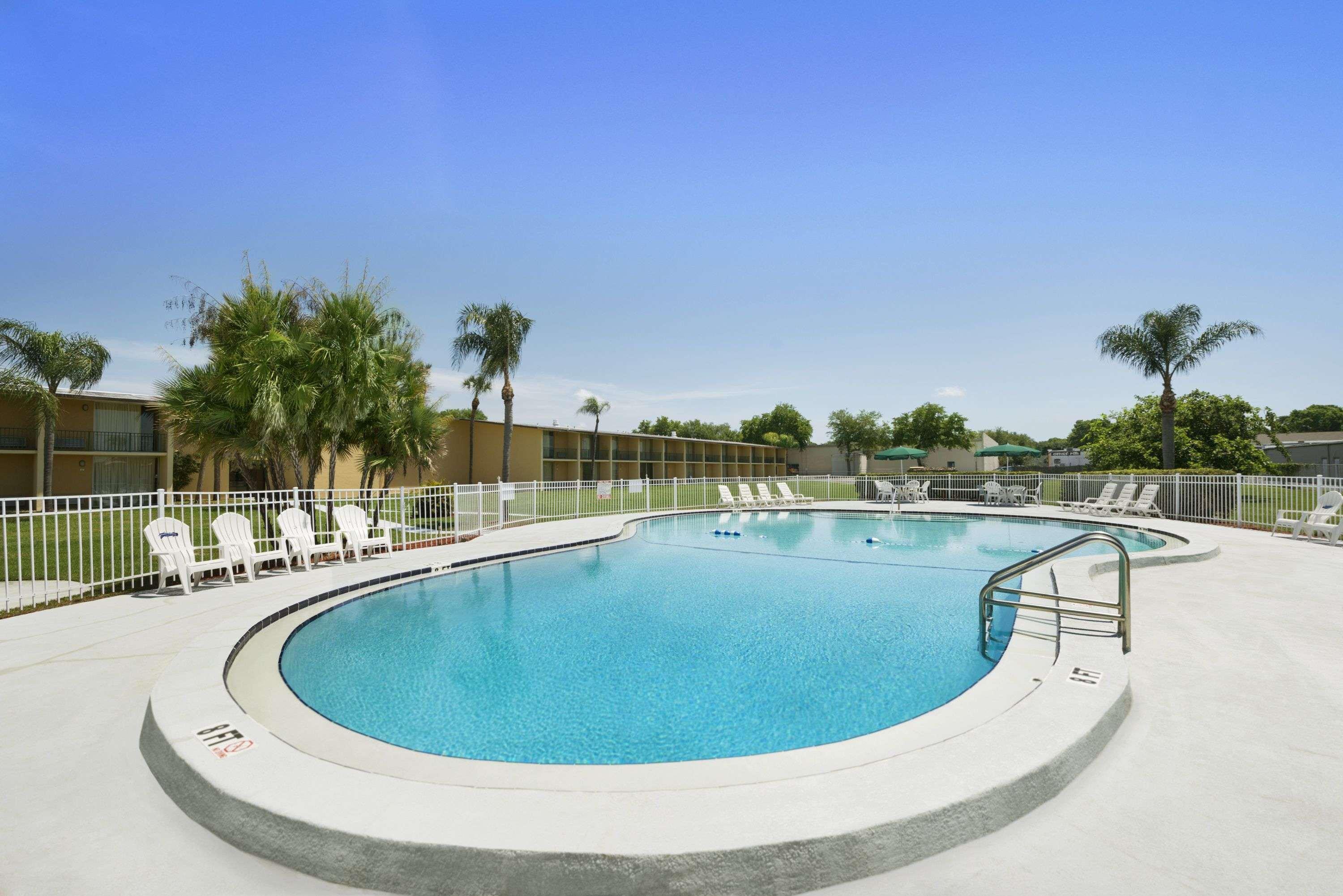 Vista Piscina Howard Johnson by Wyndham Winter Haven FL