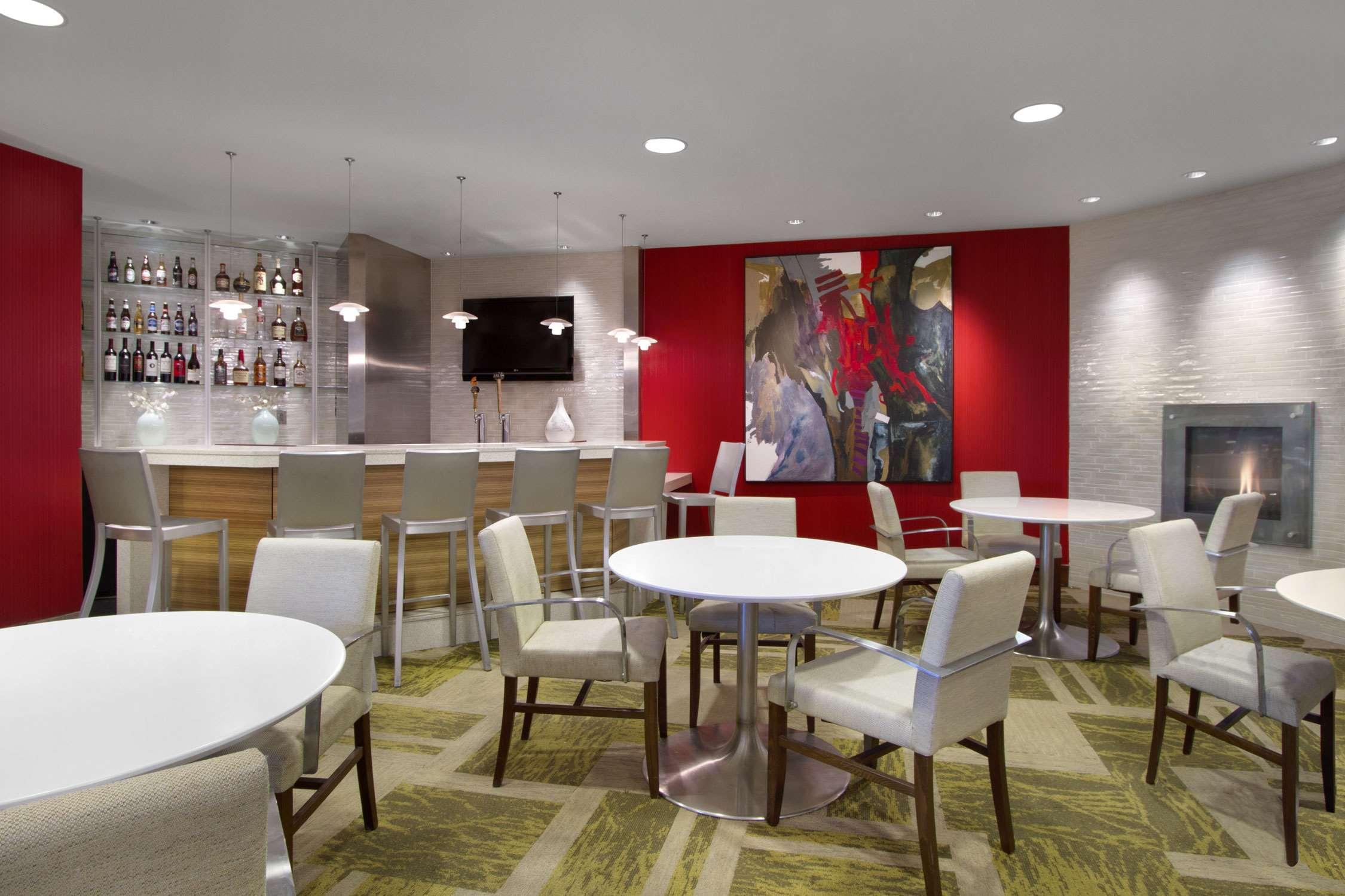 Bar/Salón Embassy Suites by Hilton Detroit Metro Airport