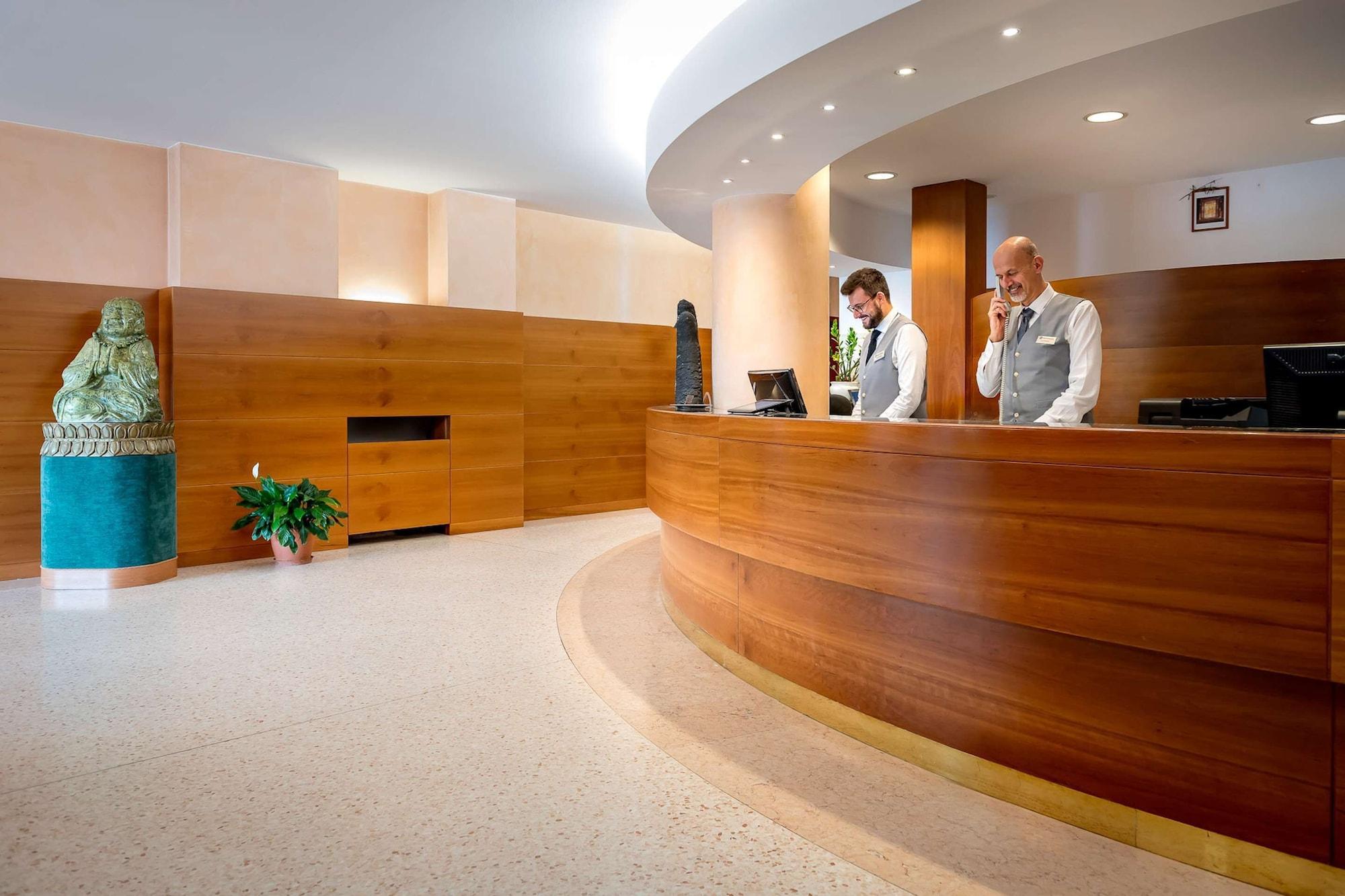 Vista Lobby Best Western Hotel Cavalieri Della Corona