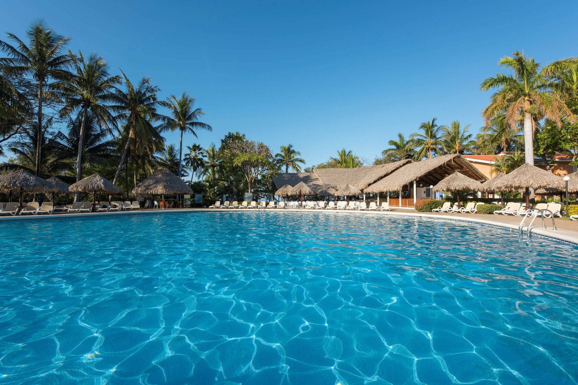 Vista da piscina Occidental Tamarindo - All Inclusive