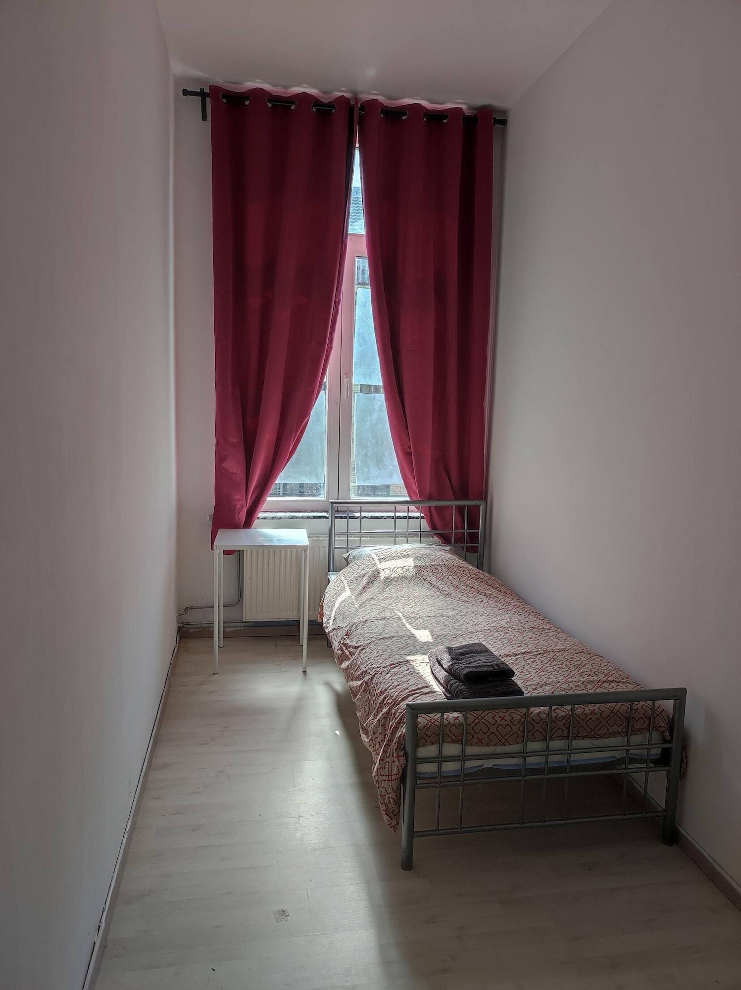 Varios Room in Guest Room - Room In Brussels