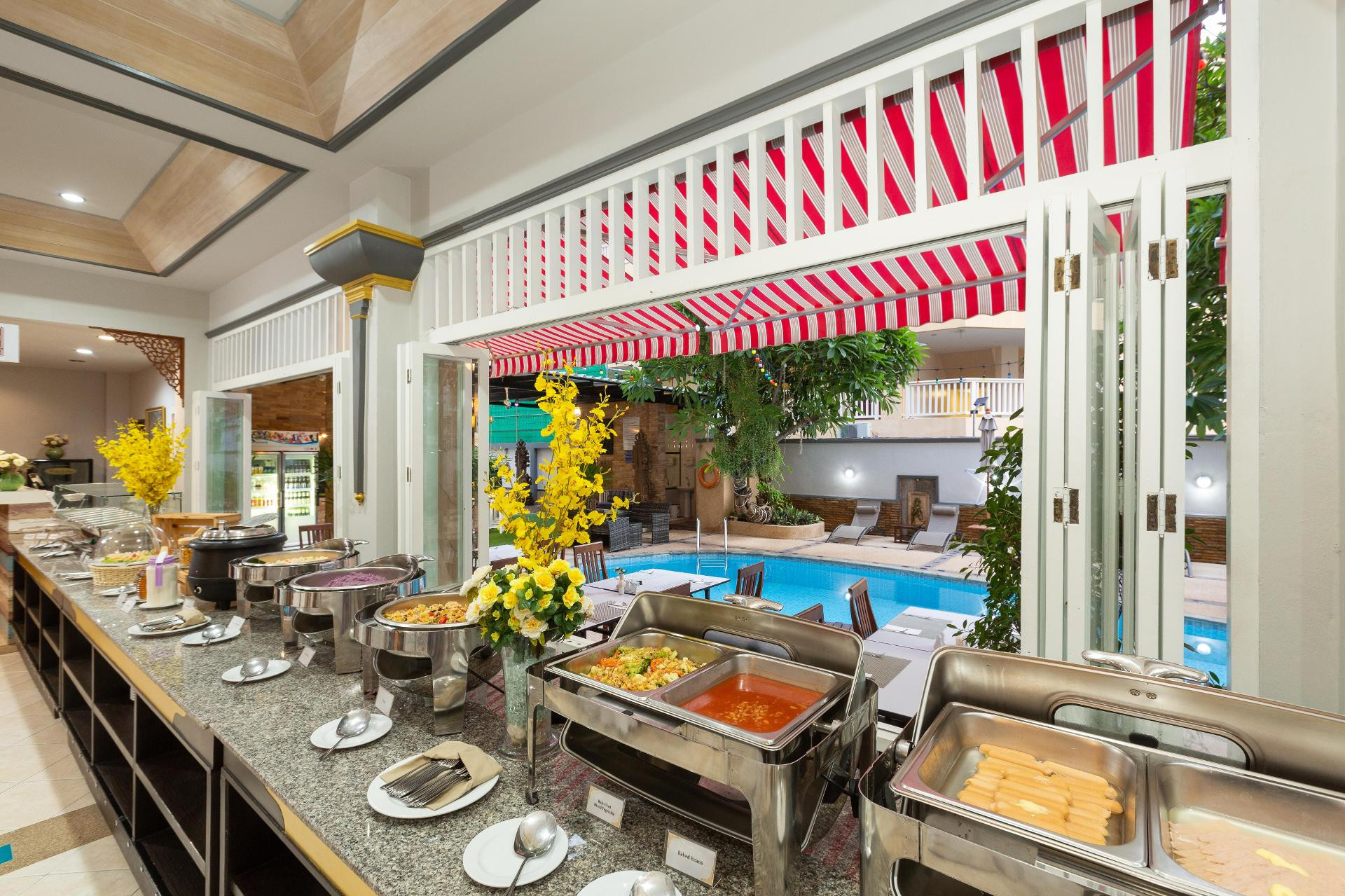 Restaurant LA Vintage Resort by Poppa Palace