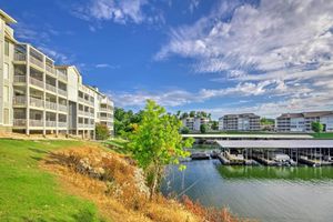 Alquiler Vacacional - Luxe Lakeside Regatta Bay Getaway w/ Pool Access!