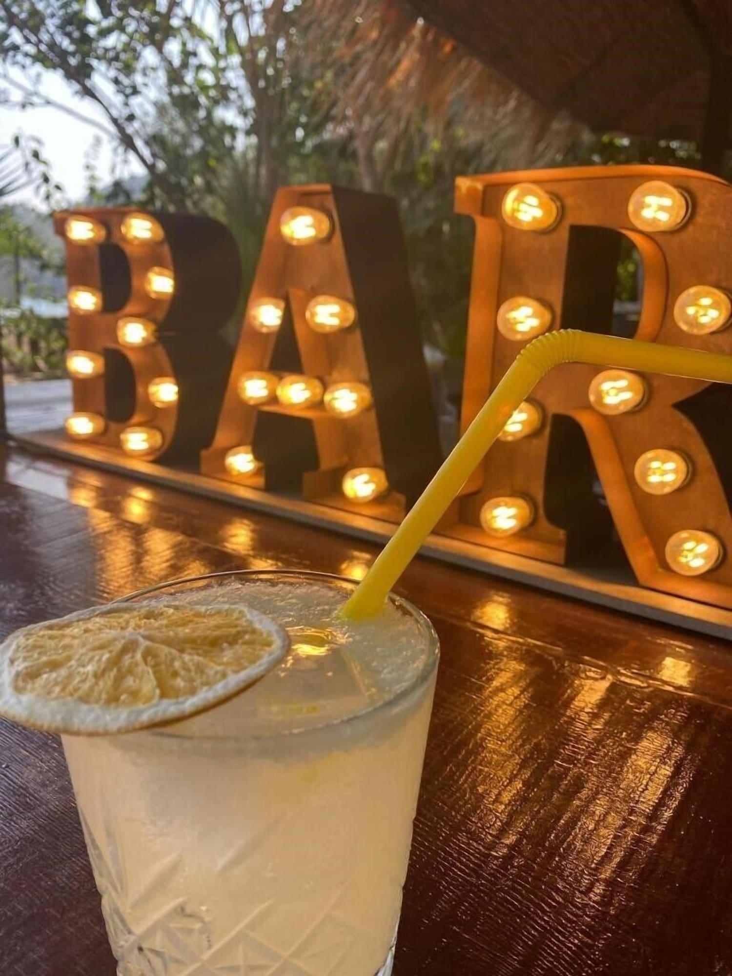 Bar/Salón Eden Bungalows and Beach