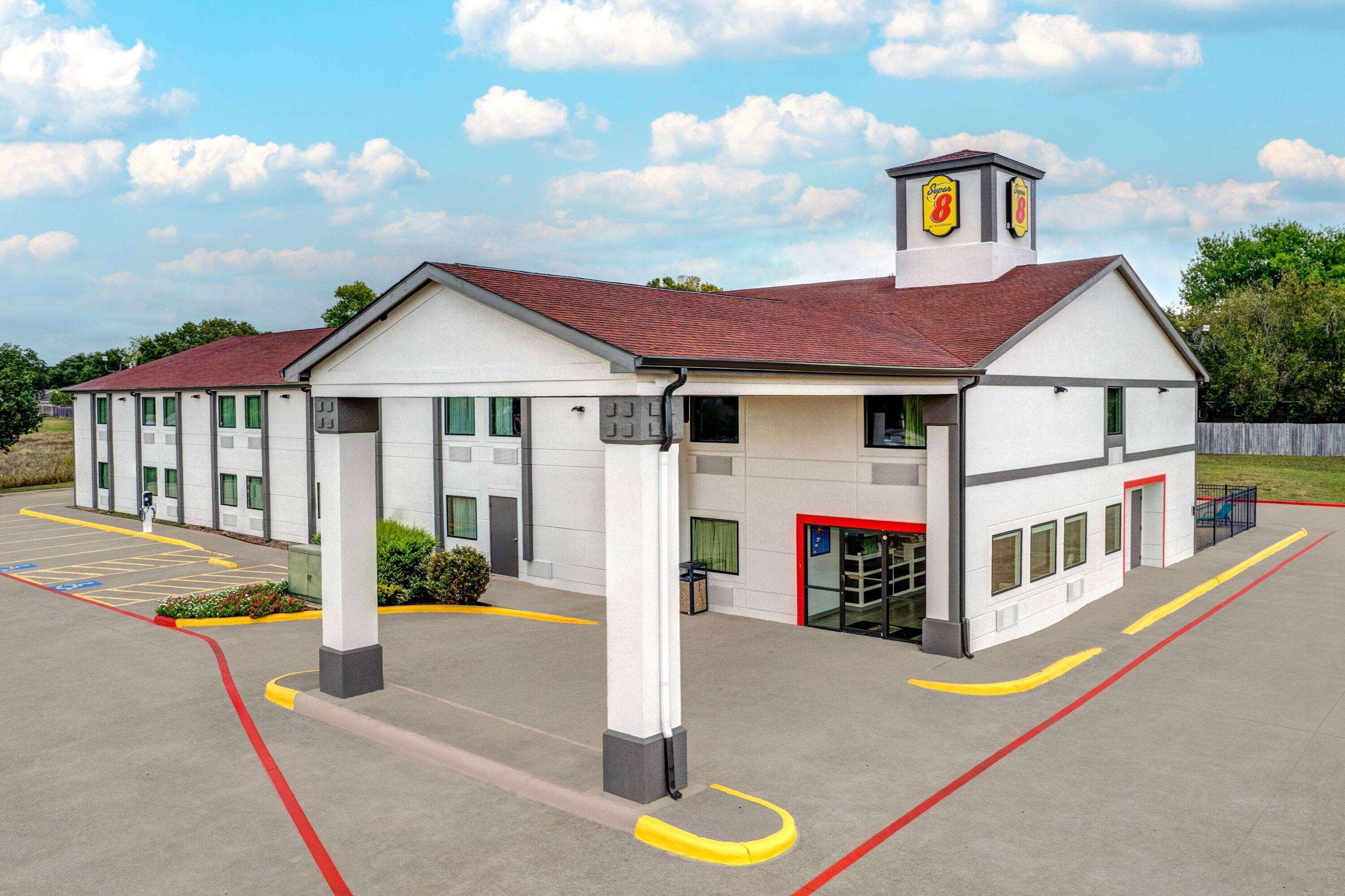 Vista Exterior Super 8 by Wyndham Waxahachie TX