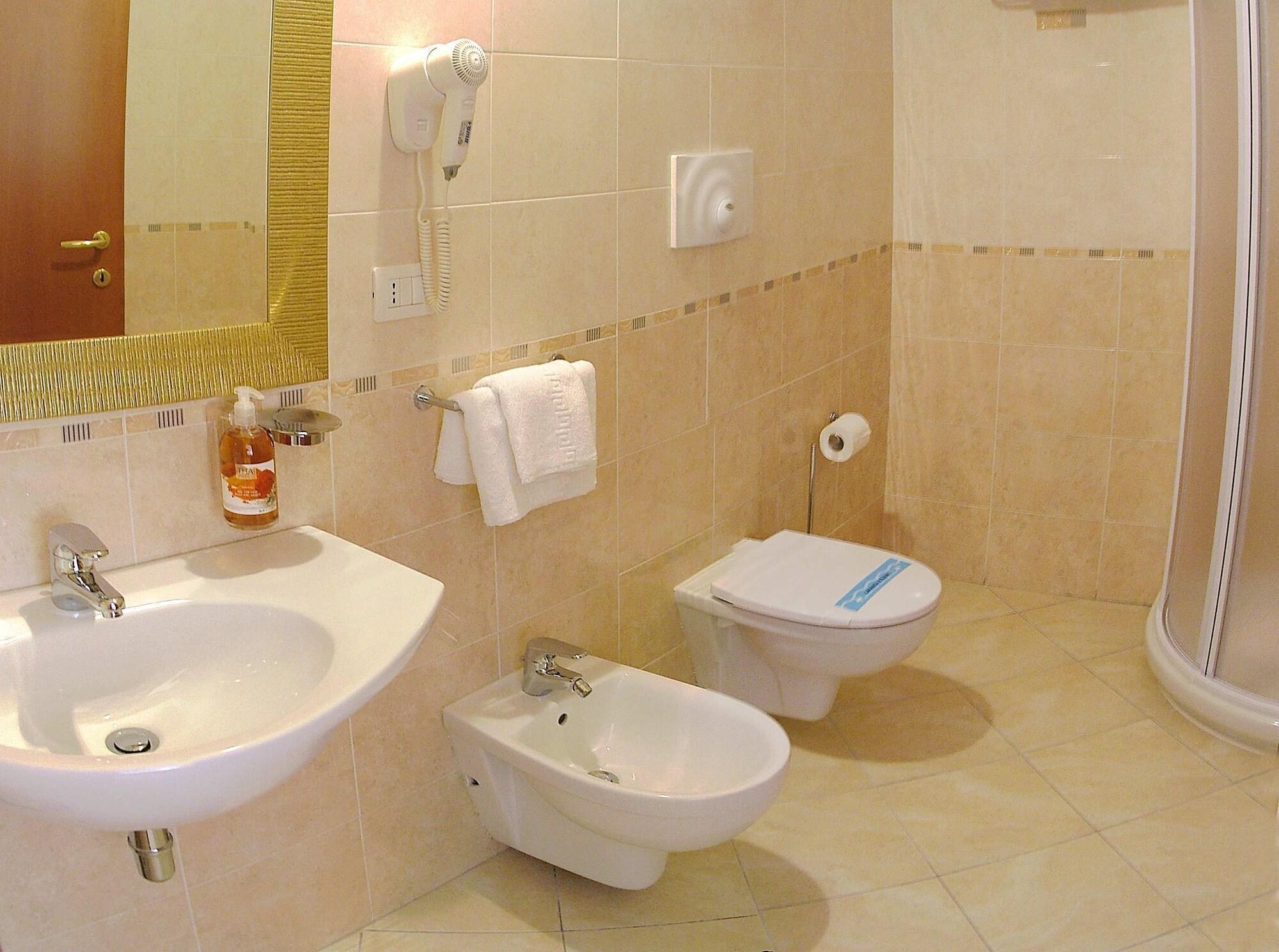 Equipamiento de Habitación Royals Gate Hotel