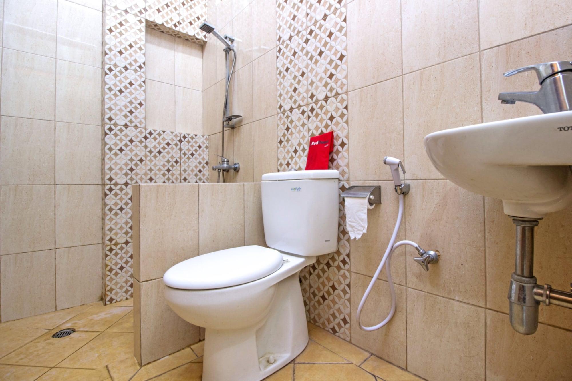 Equipamiento de Habitación Residences by RedDoorz near Rumah Mode