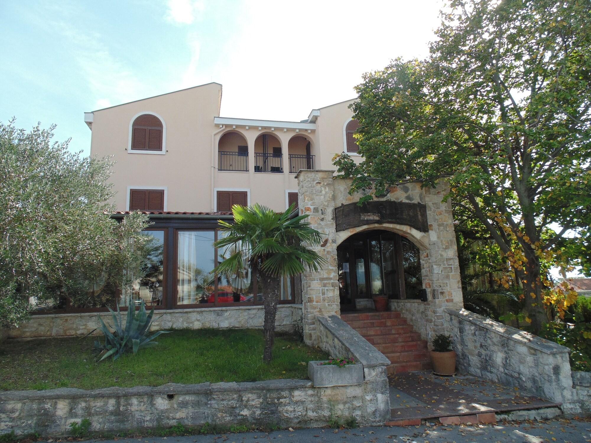 Varios Fortuna Hotel & Restaurant