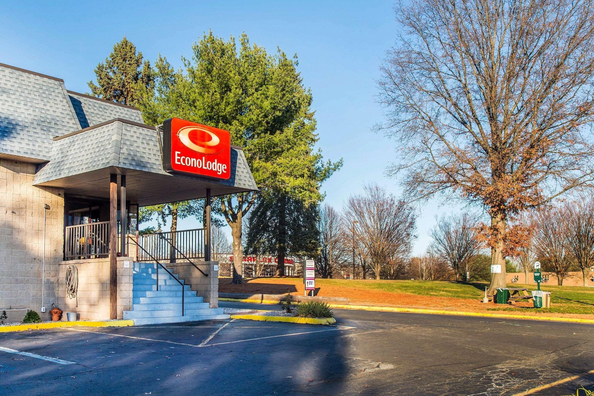 Vista Exterior Econo Lodge Milldale - Southington