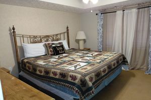 Alquiler Vacacional - Fabulous Large Riverfront Getaway with Spa and Fireplace in charming Gatlinburg