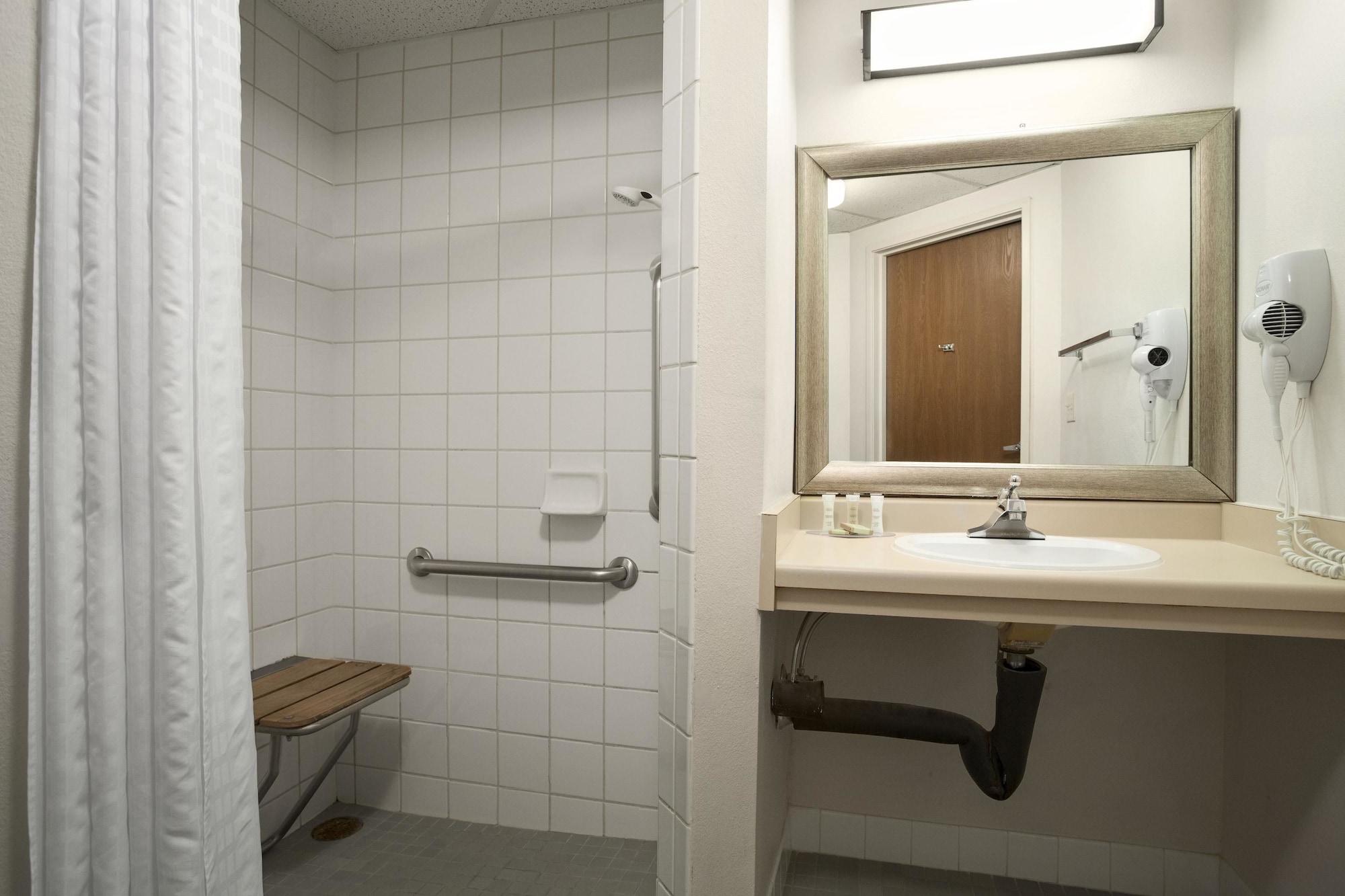 Equipamiento de Habitación Super 8 by Wyndham Westminster Denver North