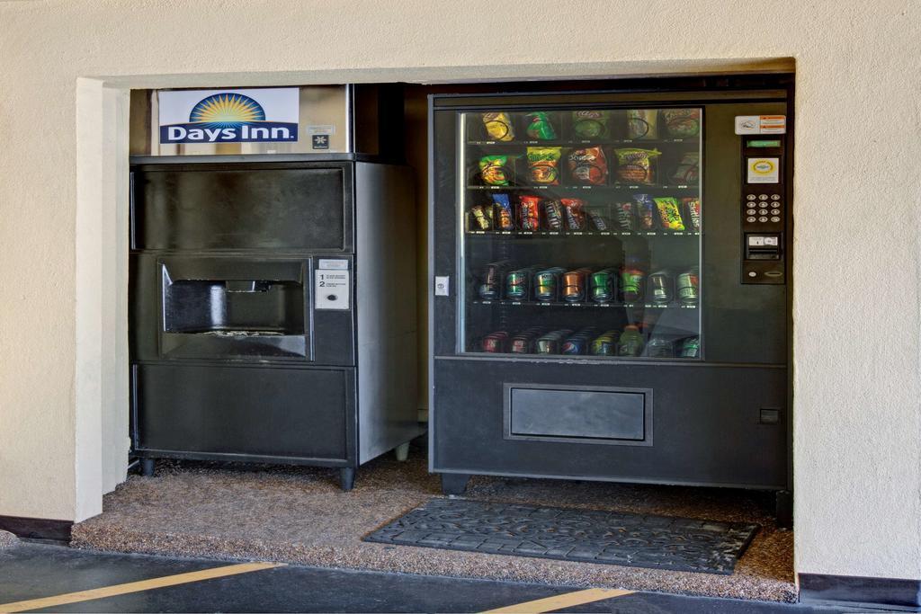 Vista Exterior Days Inn by Wyndham San Francisco - Lombard