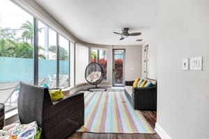 Aluguel por temporada - NEW 3-story Townhome With Pool Room Expansive Balcony Seconds Away From Las Olas