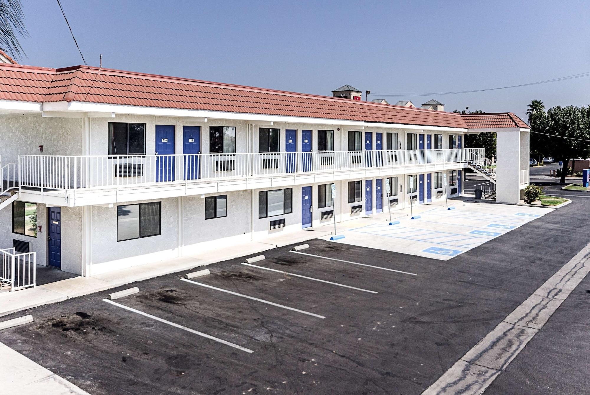 Vista Exterior Motel 6 Fresno, CA