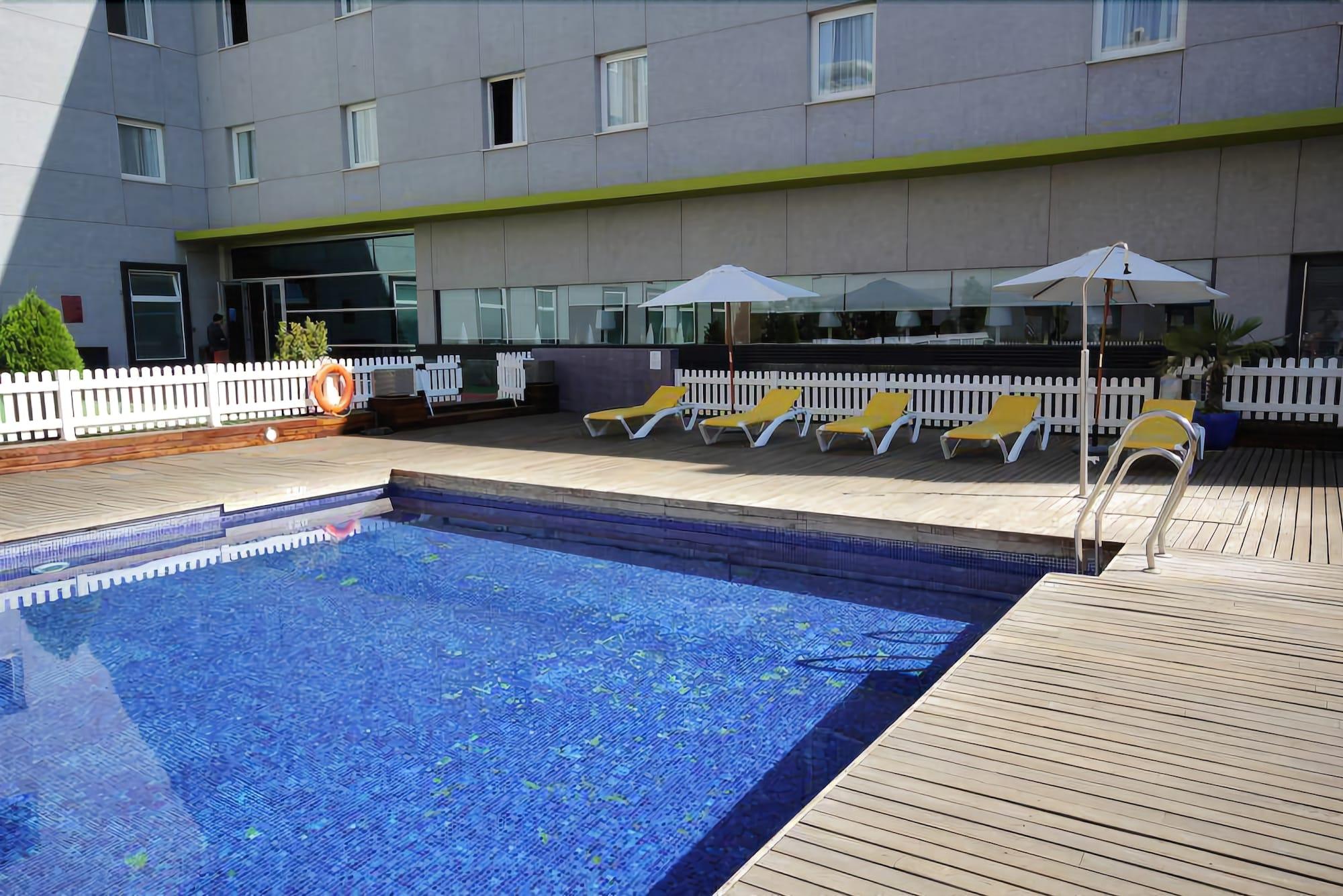 Vista da piscina Hotel Vertice Sevilla Aljarafe