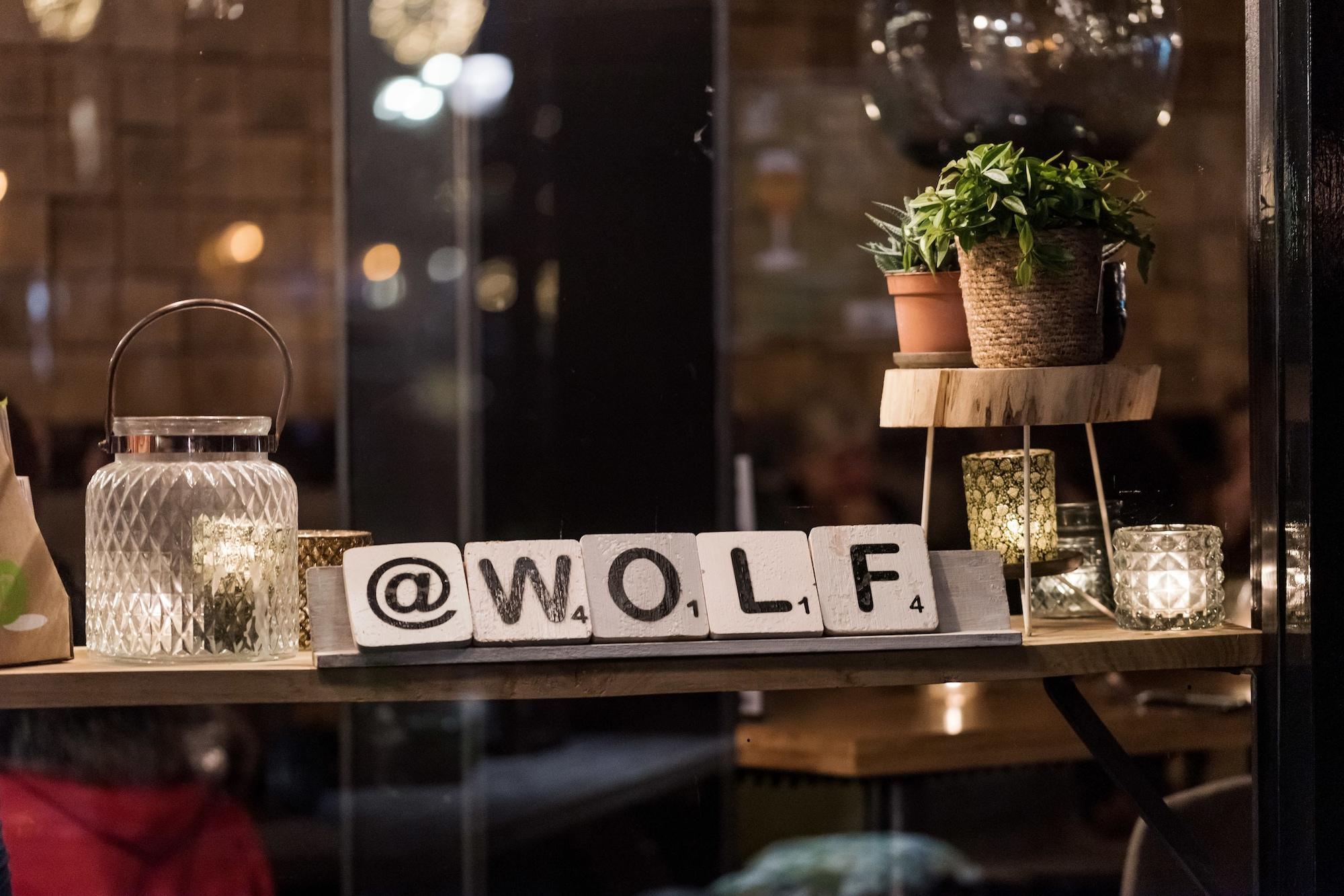 Varios Wolf Hotel Kitchen & Bar