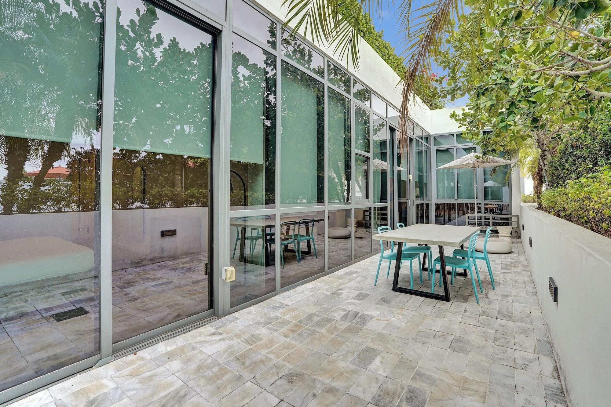 Restaurant 17WEST Apartments by Stay Hospitality