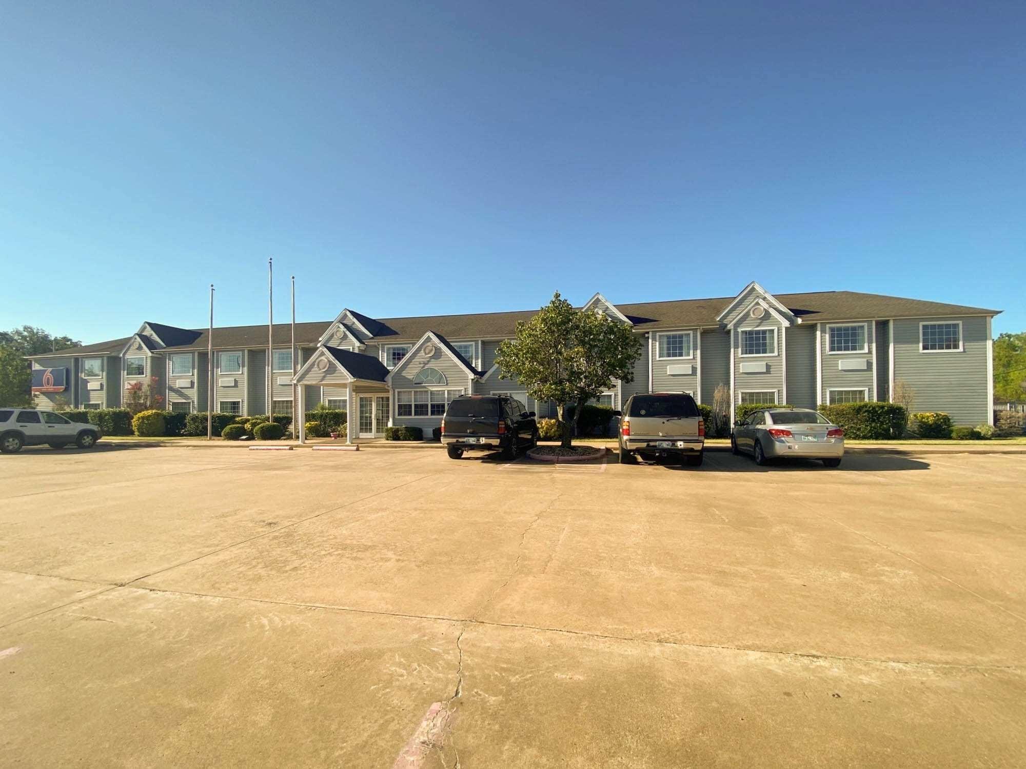 Vista Exterior Motel 6 McAlester, OK - South