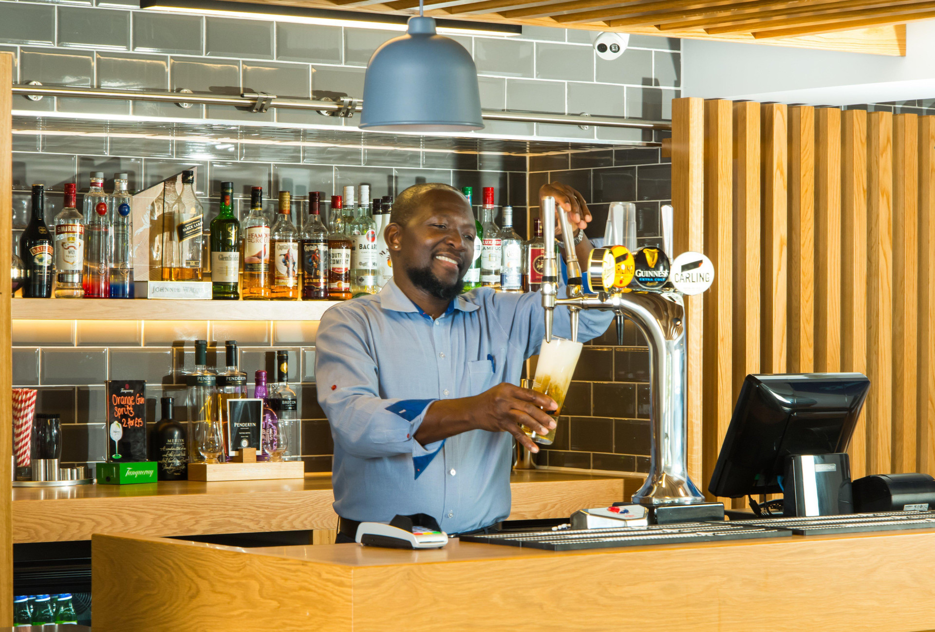 Bar/Salón Holiday Inn Express Cardiff Bay by IHG