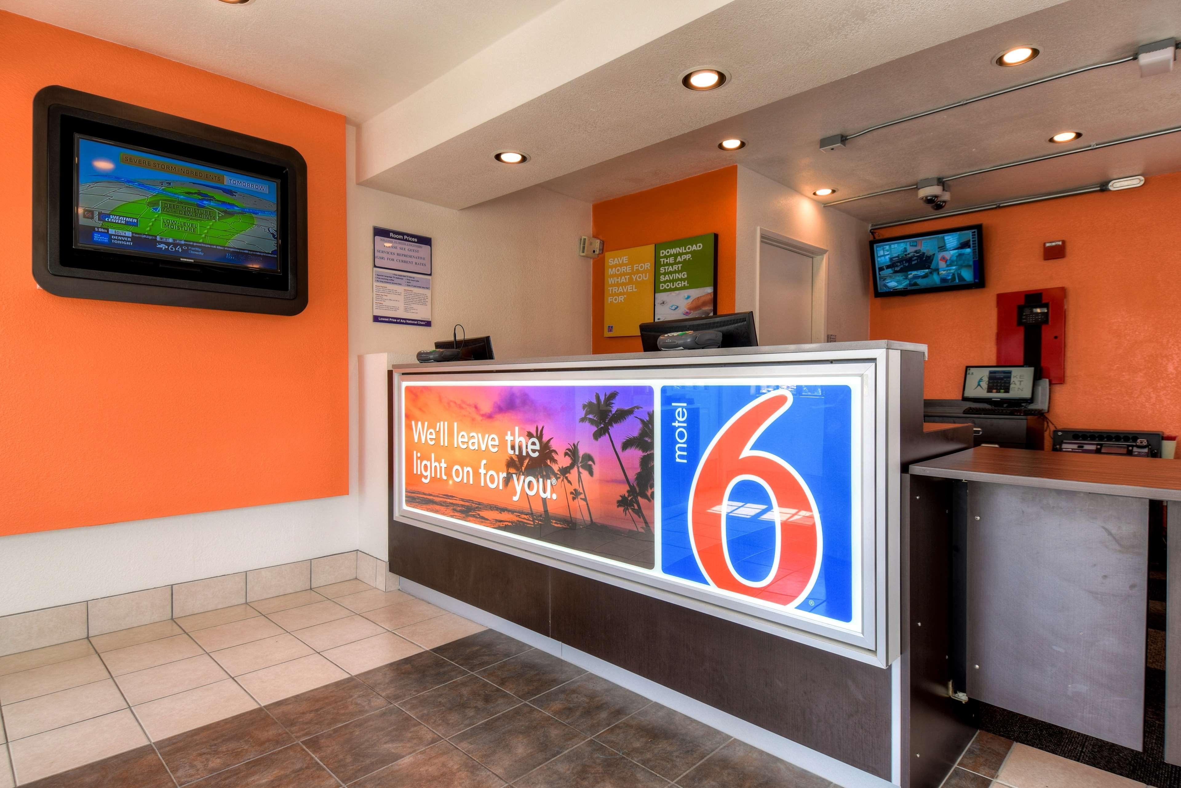 Vista Lobby Motel 6 Escondido, CA