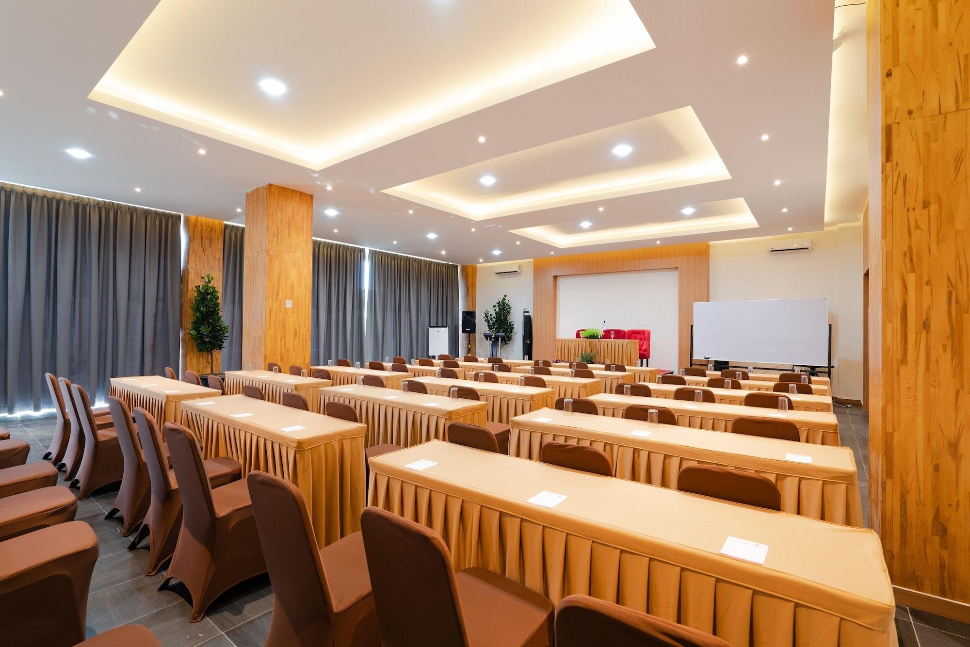 Sala de Reuniones The Crew Hotel Kualanamu International Airport