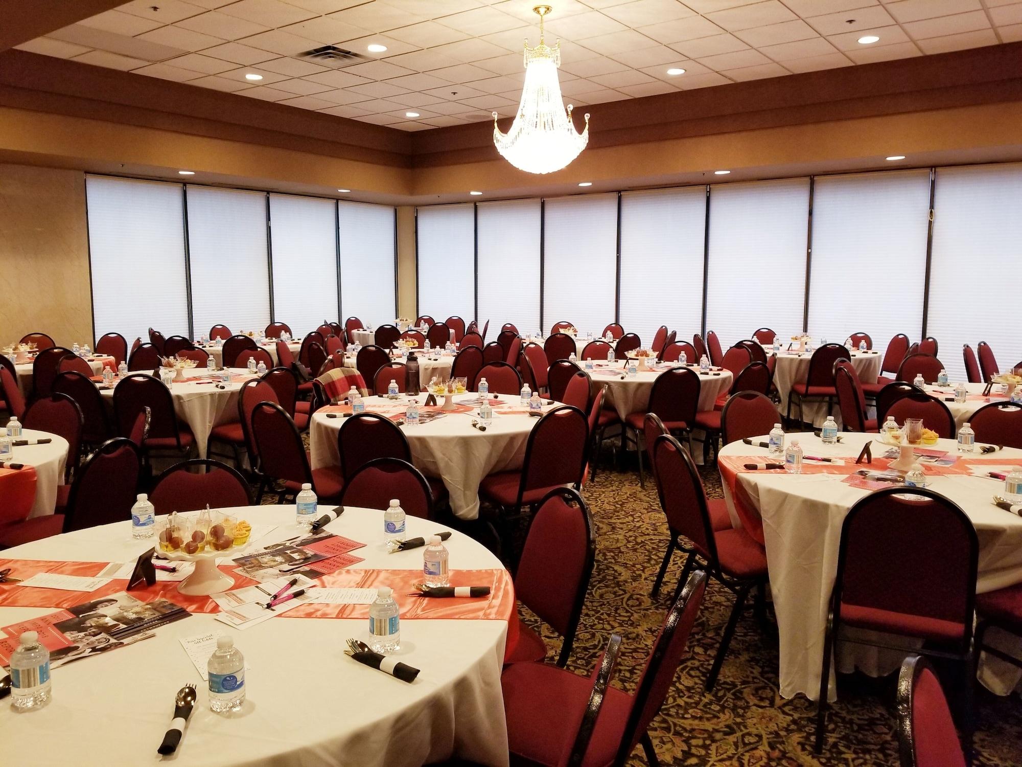 Restaurant Ramada Hotel & Conference Center by Wyndham Plymouth