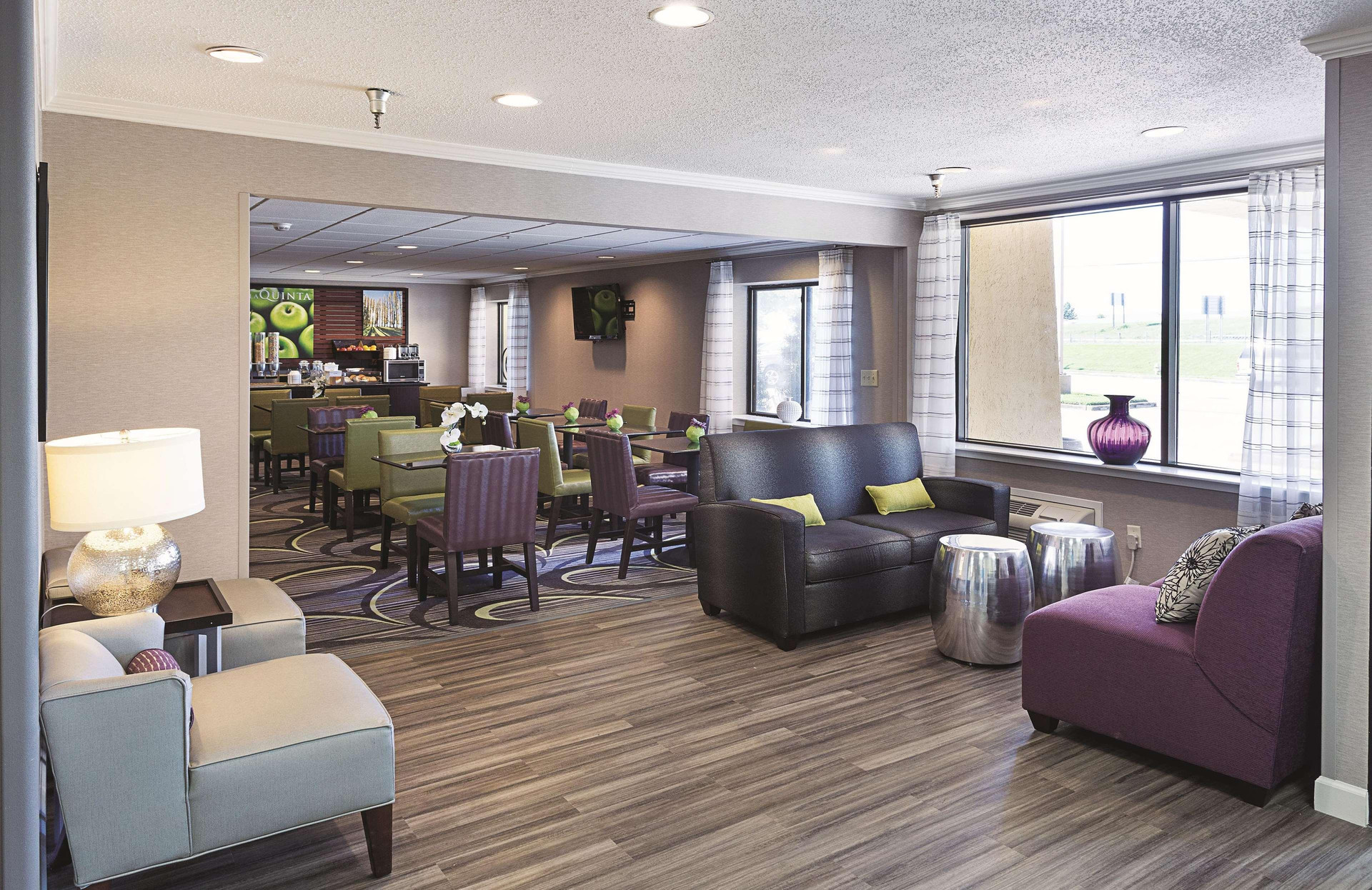 Vista Lobby La Quinta Inn & Suites by Wyndham Baton Rouge Siegen Lane