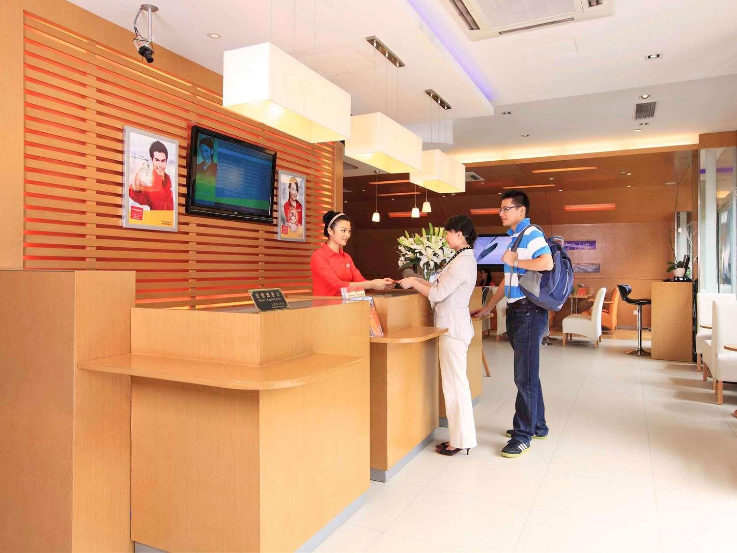 Varios ibis Shanghai Yu Garden