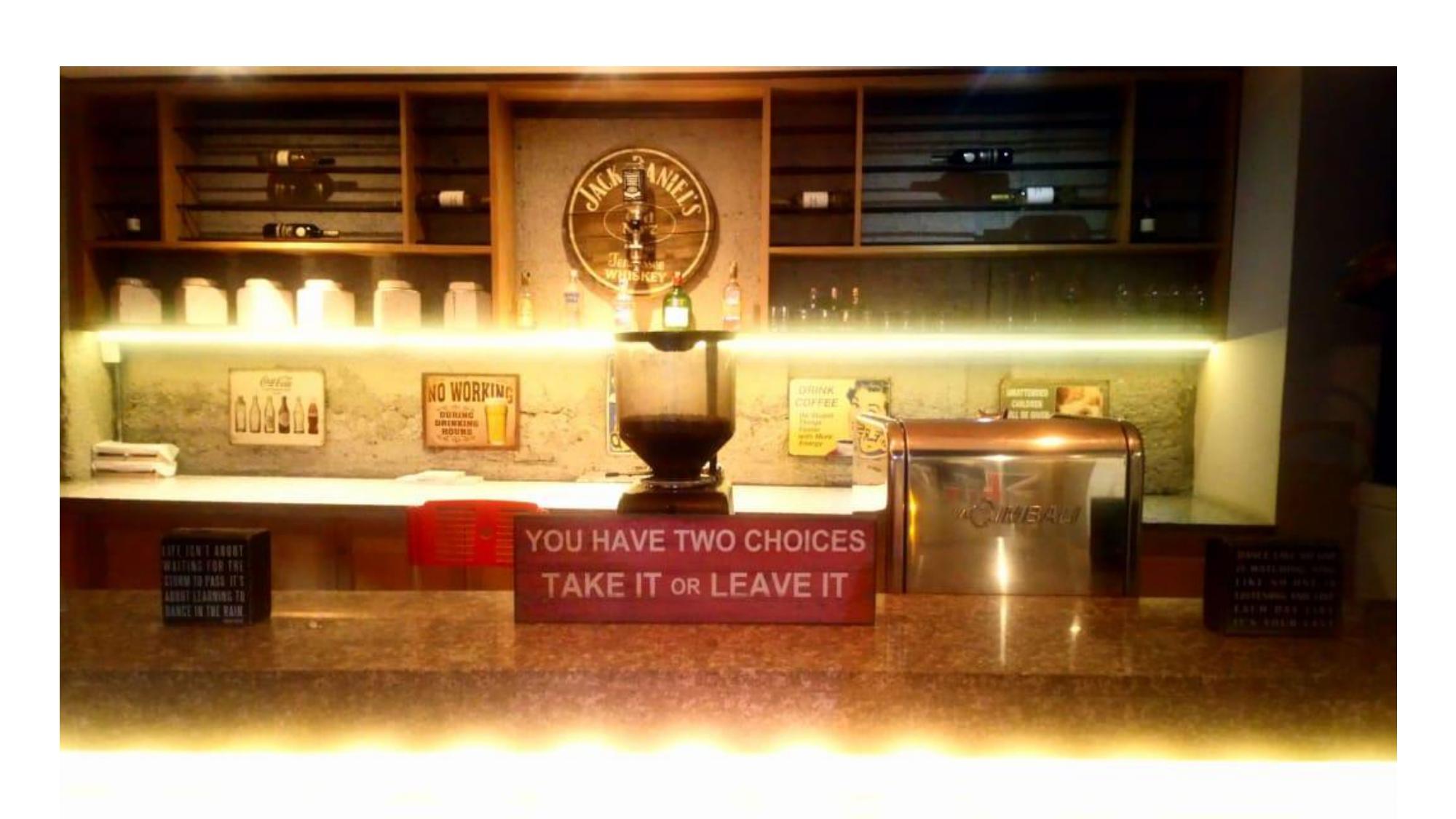 Bar/Salón Mika Suites