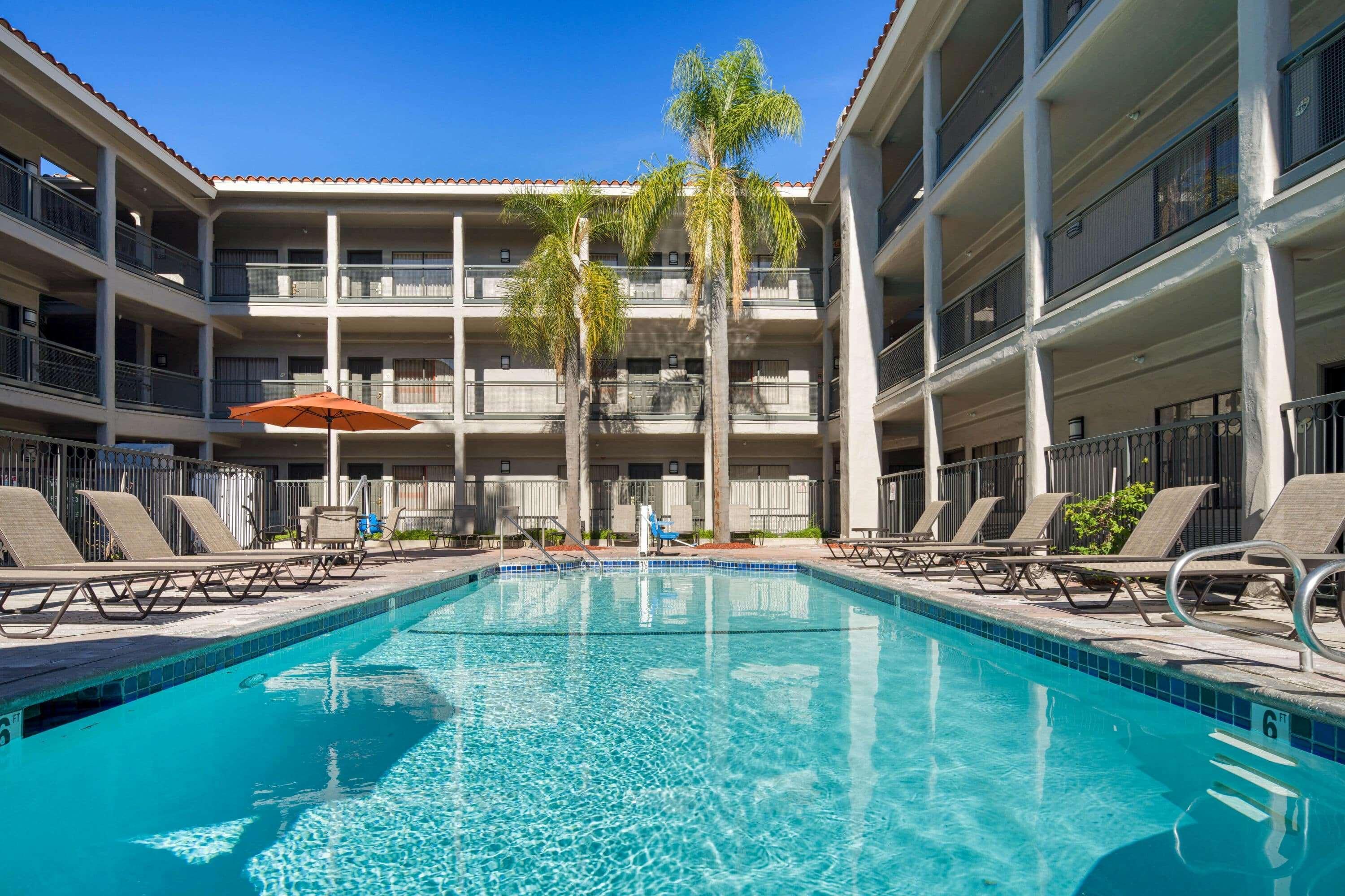 Vista Piscina La Quinta Inn & Suites by Wyndham Orange County Airport