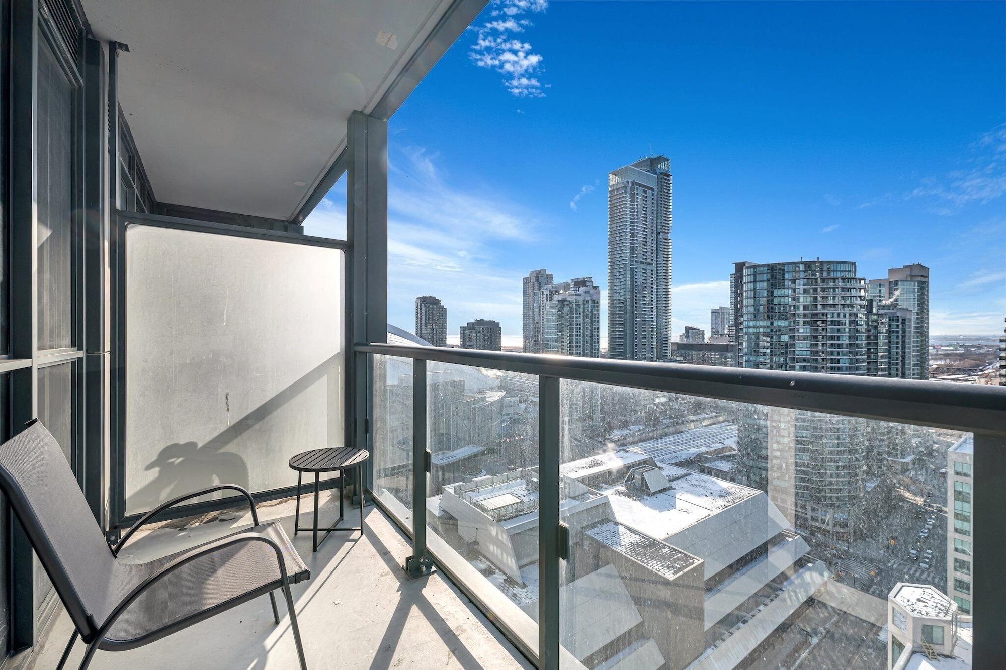 Varios Graydon Front Street