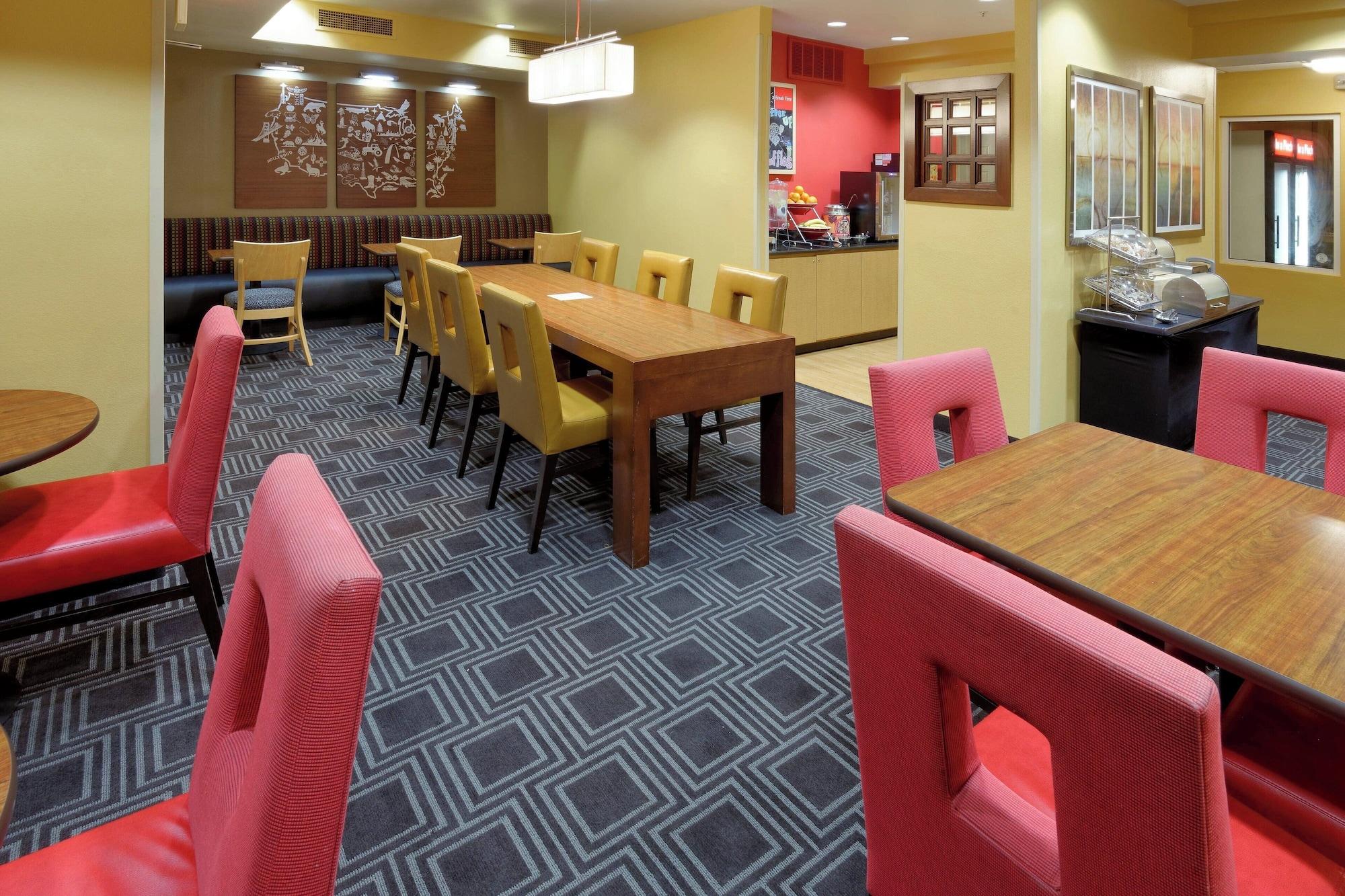 Restaurant TownePlace Suites Marriott Joplin