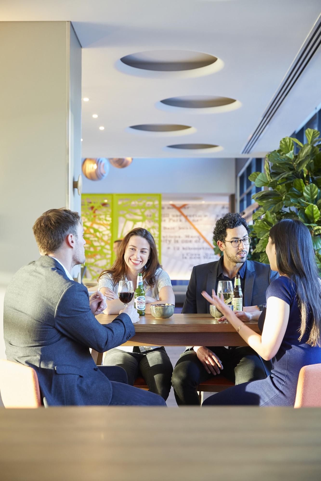 Vista Lobby Holiday Inn Express Sydney Macquarie Park by IHG