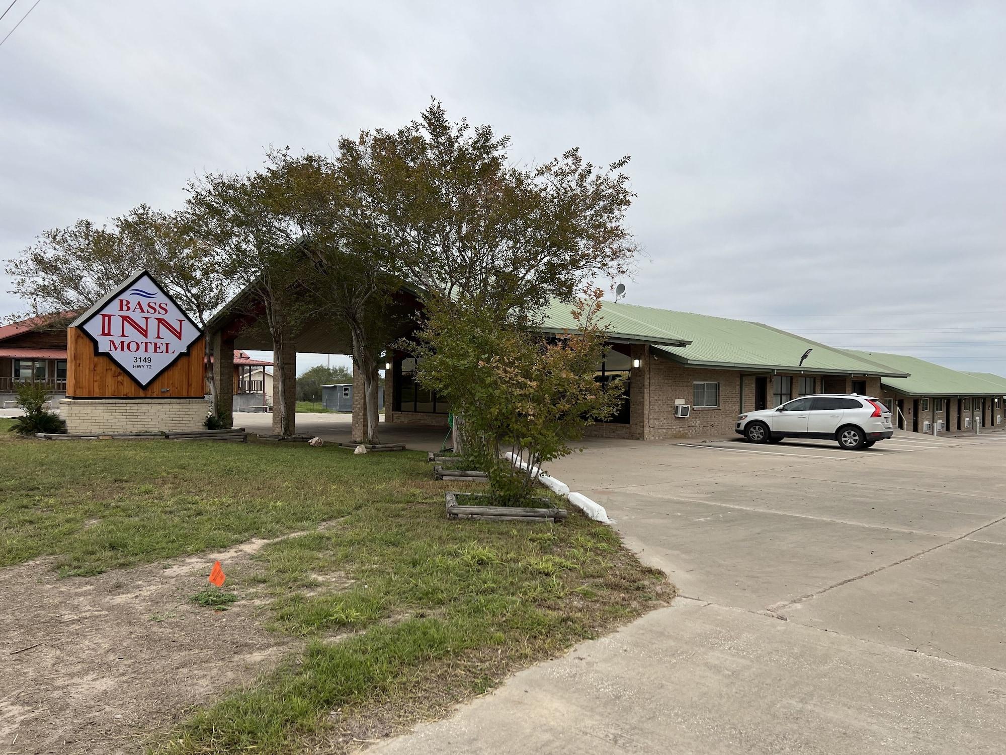 Vista Exterior Bass Inn - Choke Canyon National Park