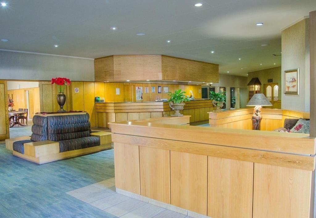 Vista Lobby Midway Inn