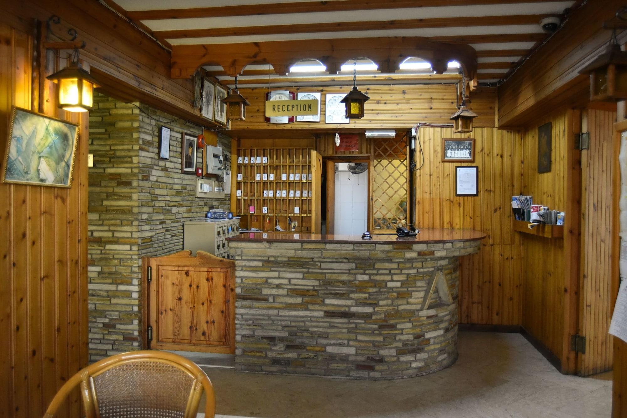 Vista Lobby Elysso Hotel