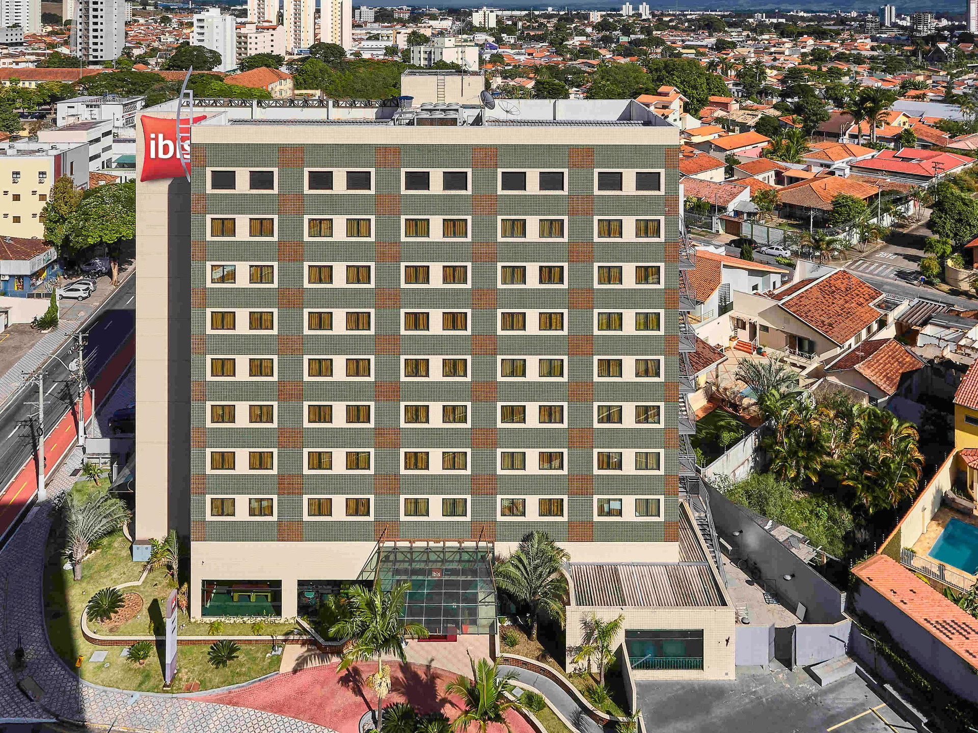 Vista Exterior ibis Taubate