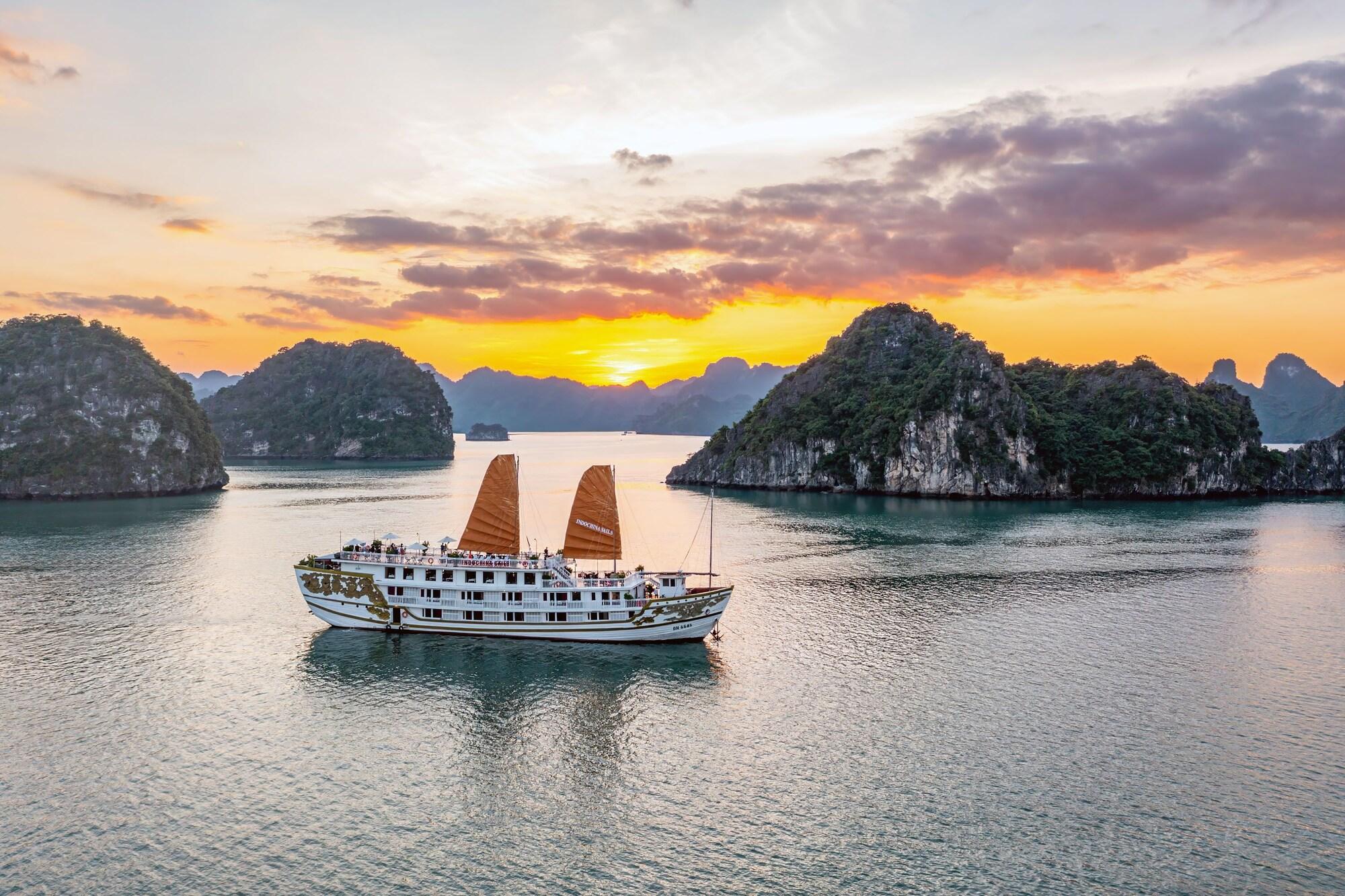 Vista Exterior Indochina Sails Ha Long Bay
