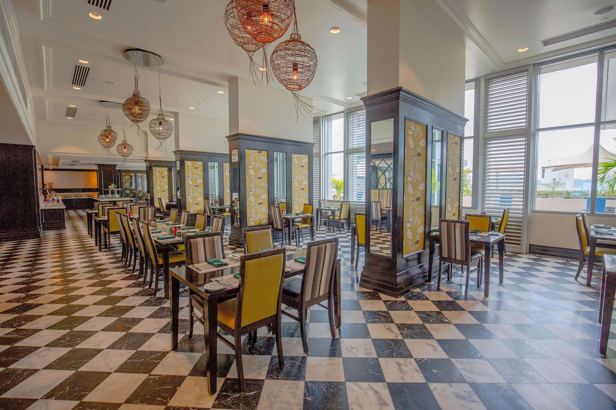 Restaurant Grand Papua Hotel - A Member of Radisson Individuals