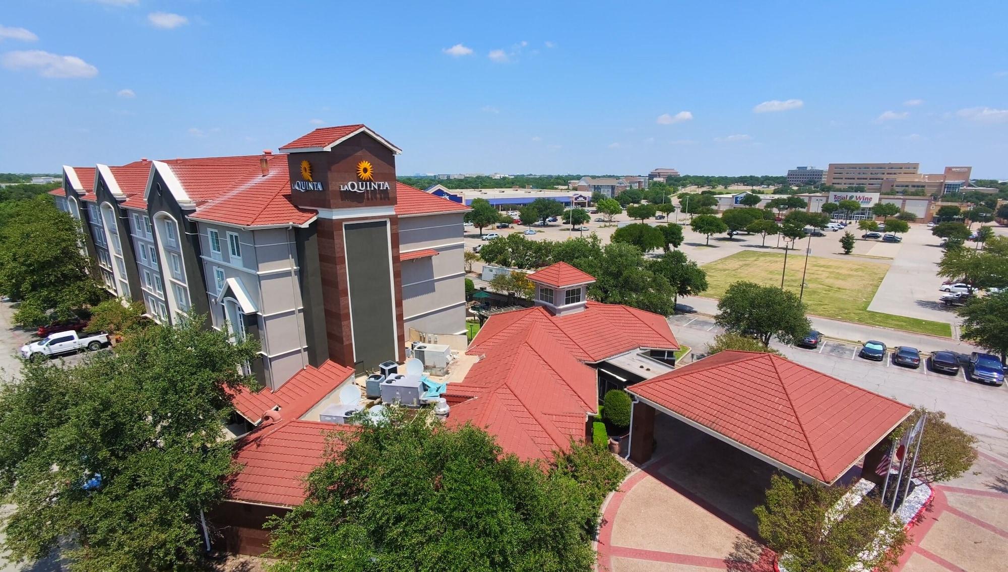 Vista Exterior La Quinta Inn & Suites by Wyndham Dallas Arlington South