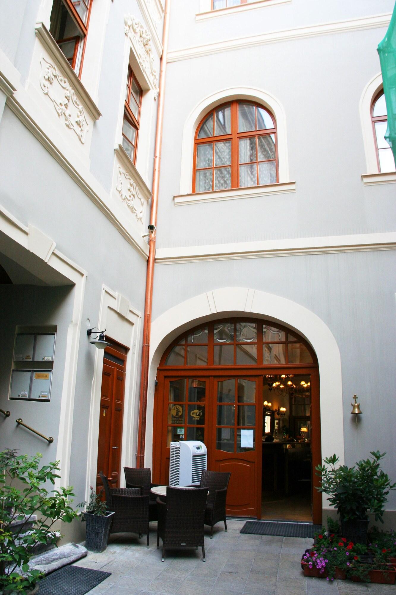 Vista Exterior Hotel U Zlateho Jelena