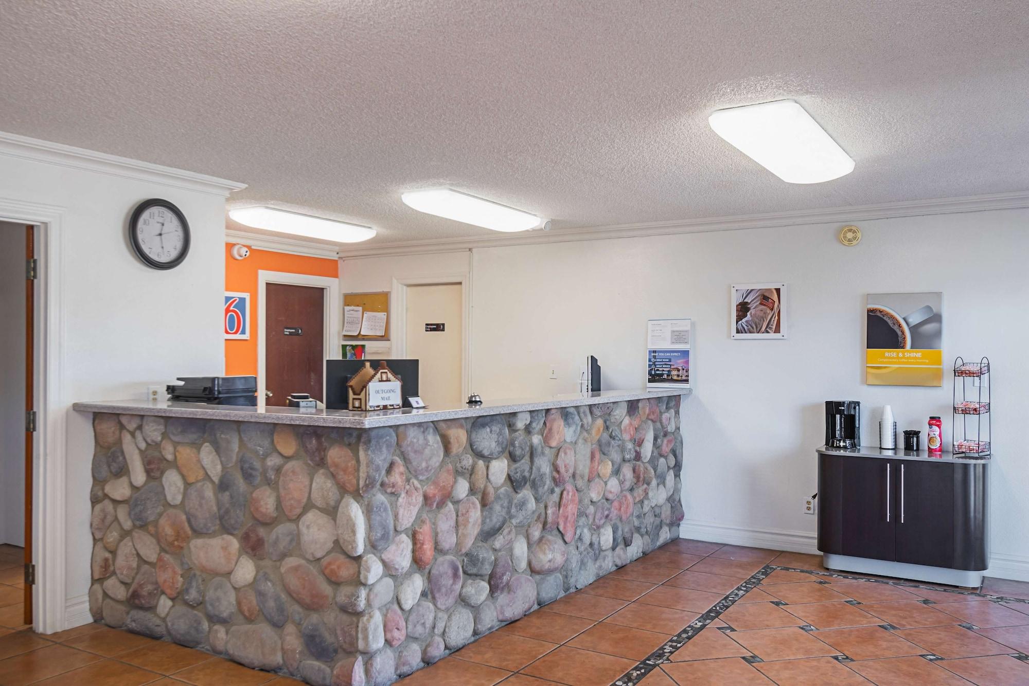Vista Lobby Motel 6 Safford, AZ