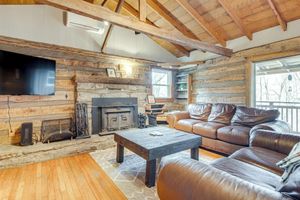 Alquiler Vacacional - Maggie Valley Log Cabin: Deck + Mountain Views!