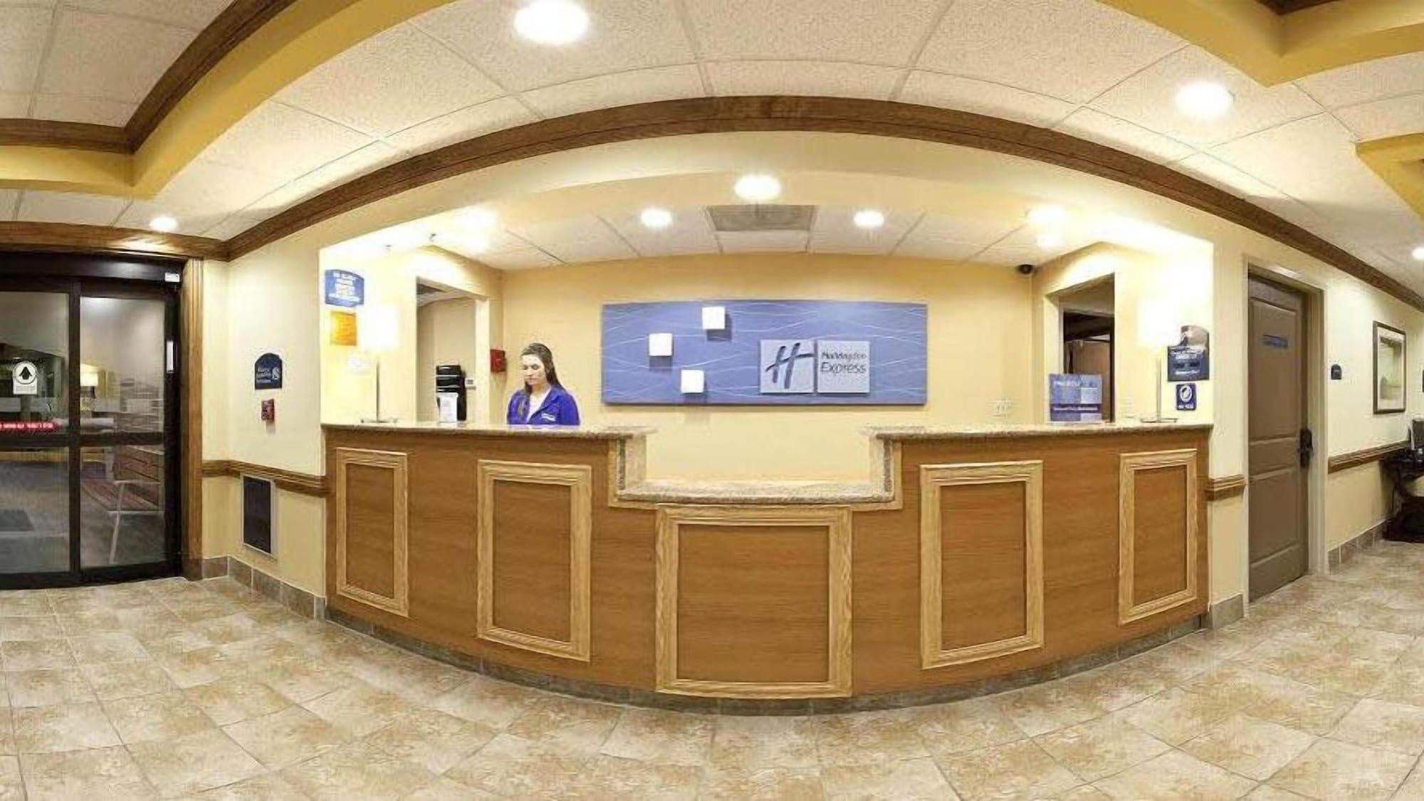 Vista Lobby Holiday Inn Express & Suites Byron by IHG